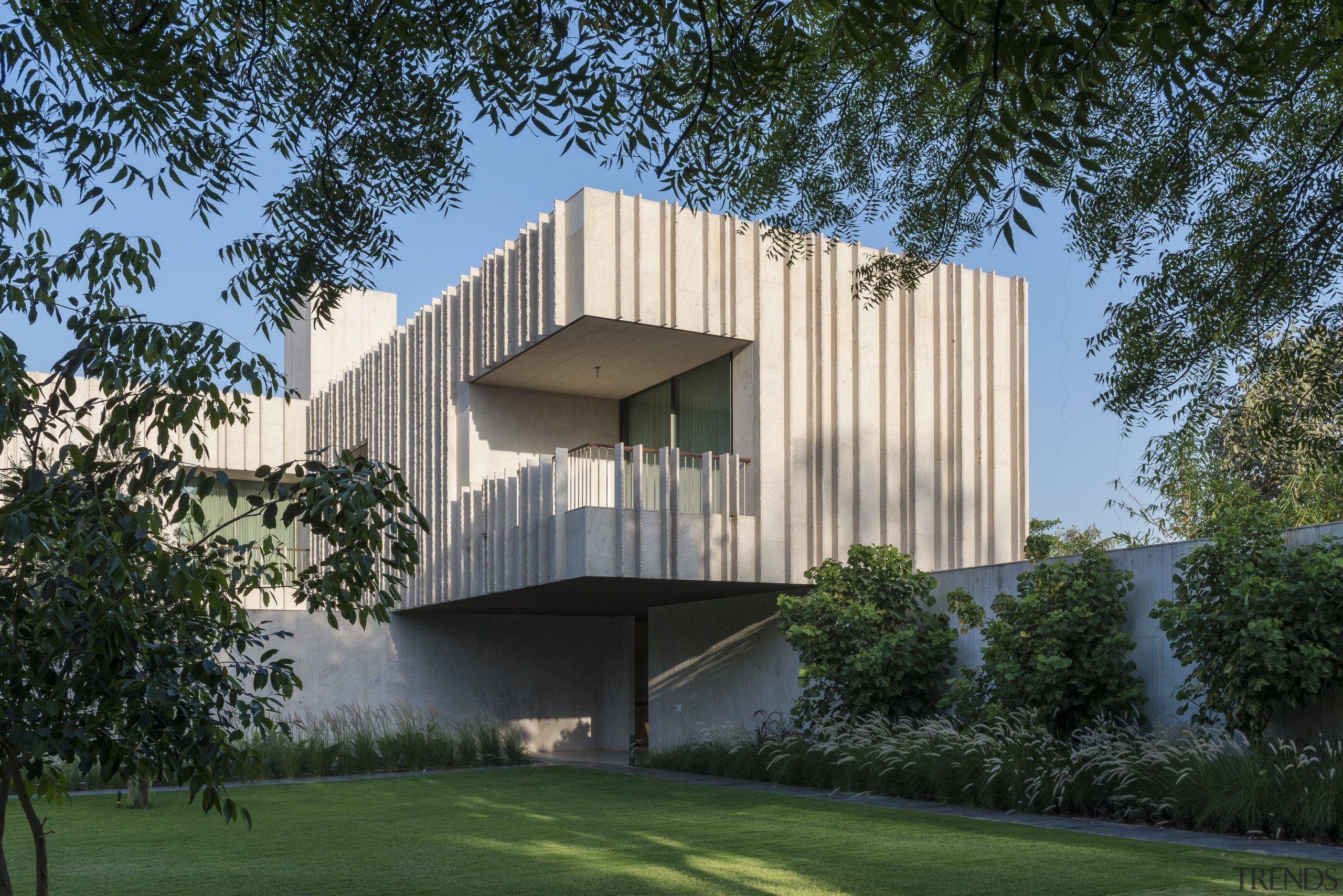 The cladding fins climb up and merge with architecture, building, estate, facade, grass, home, house, land lot, property, real estate, residential area, room, tree, green