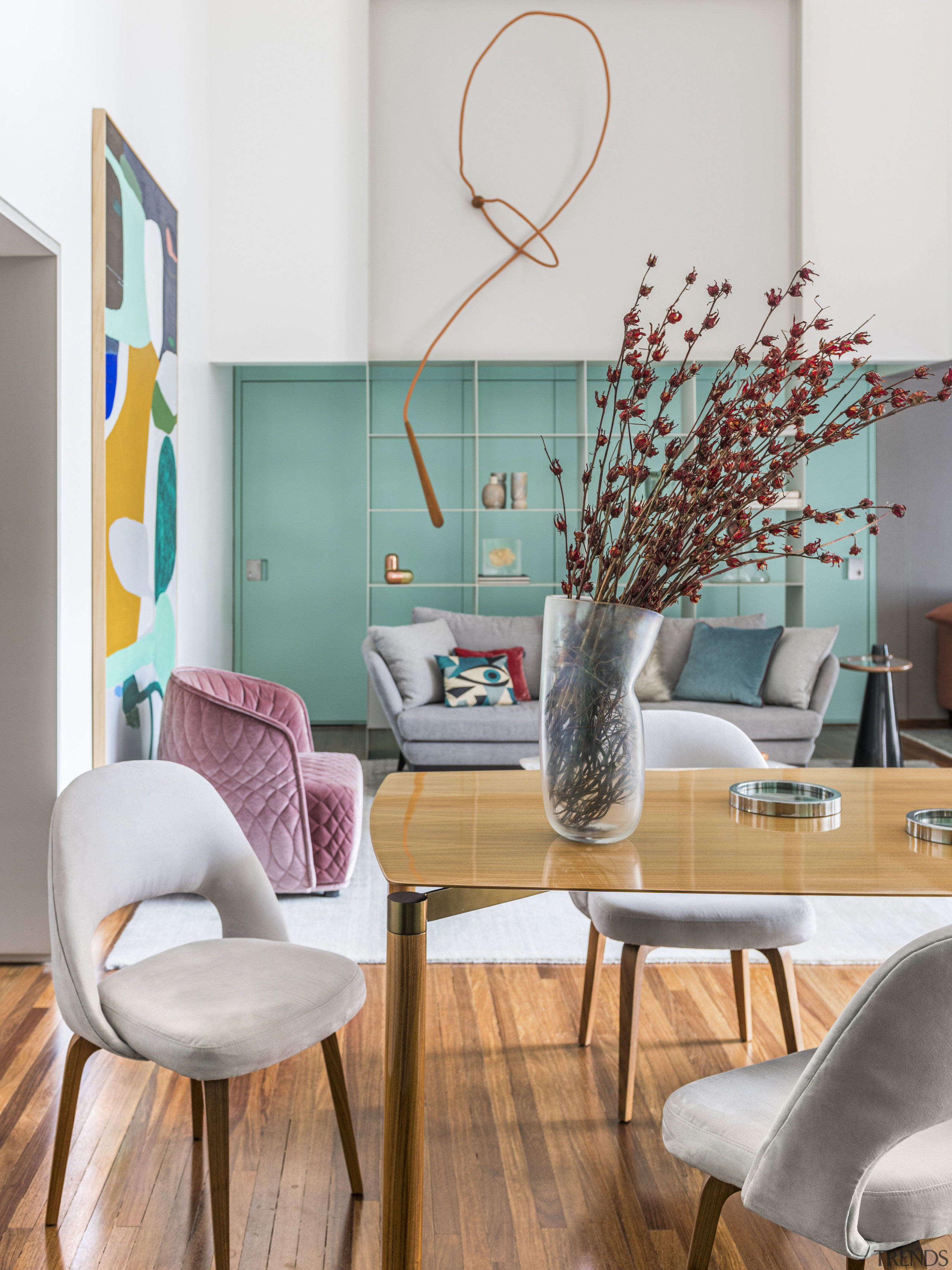 Cumarú wooden floors run through the social and 