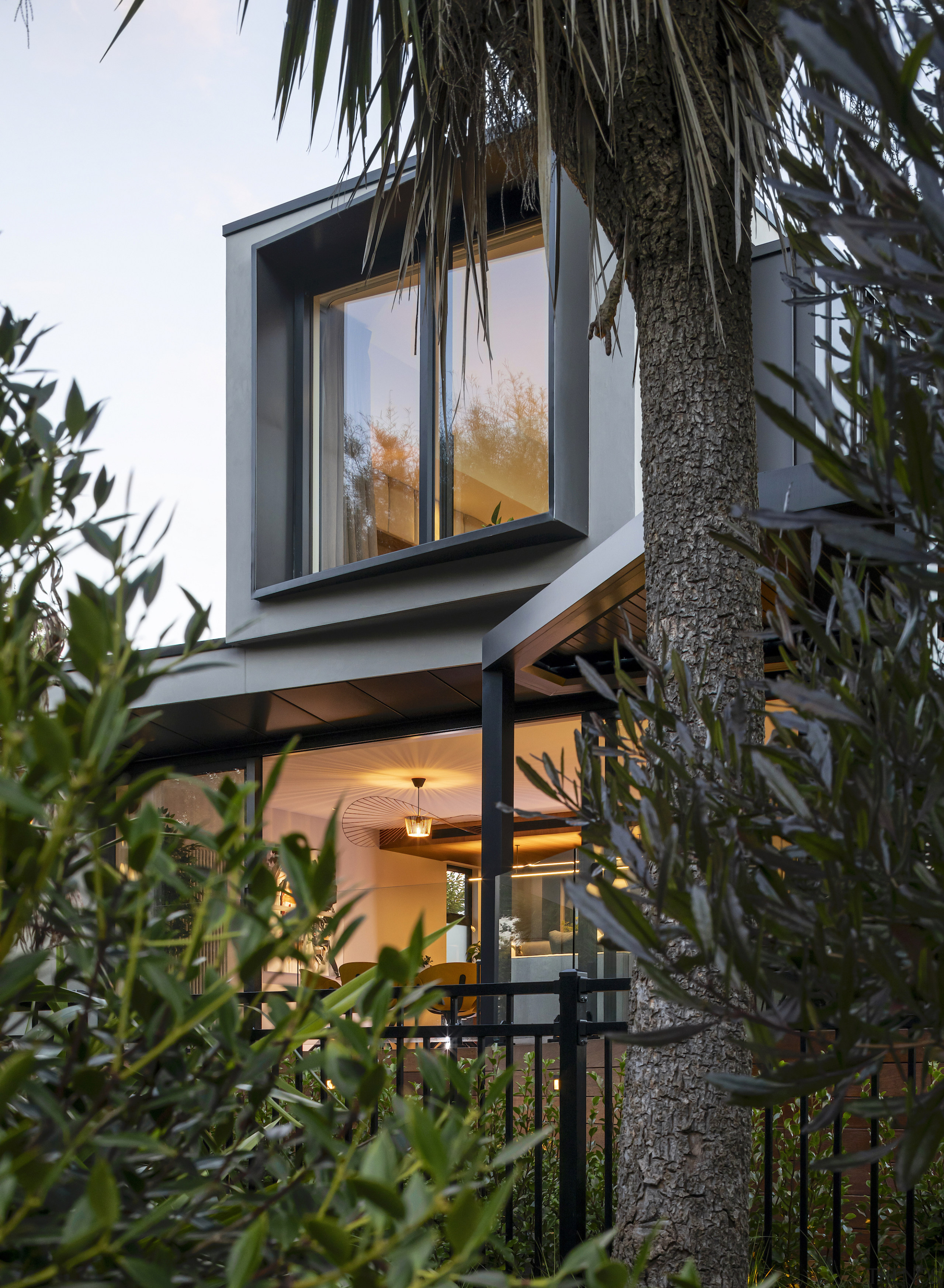 The home is immersed in its verdant environment. 