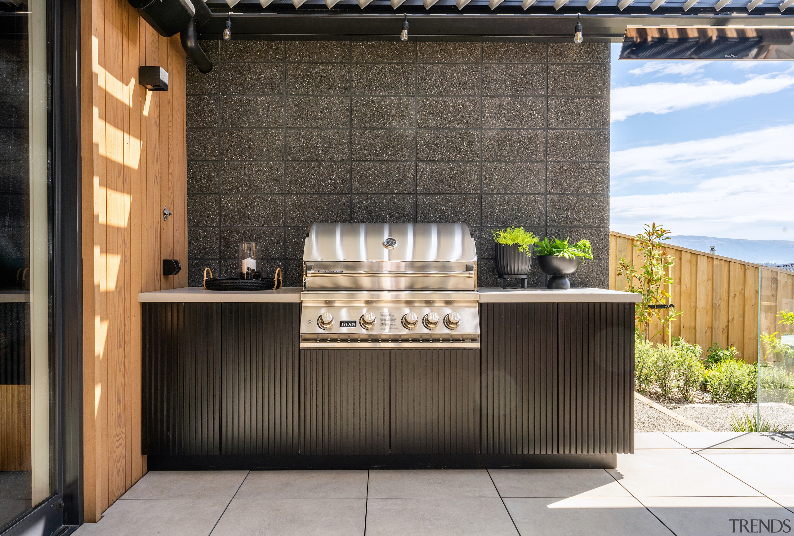 Sheltered al fresco cooking. - Steep and sustainable 