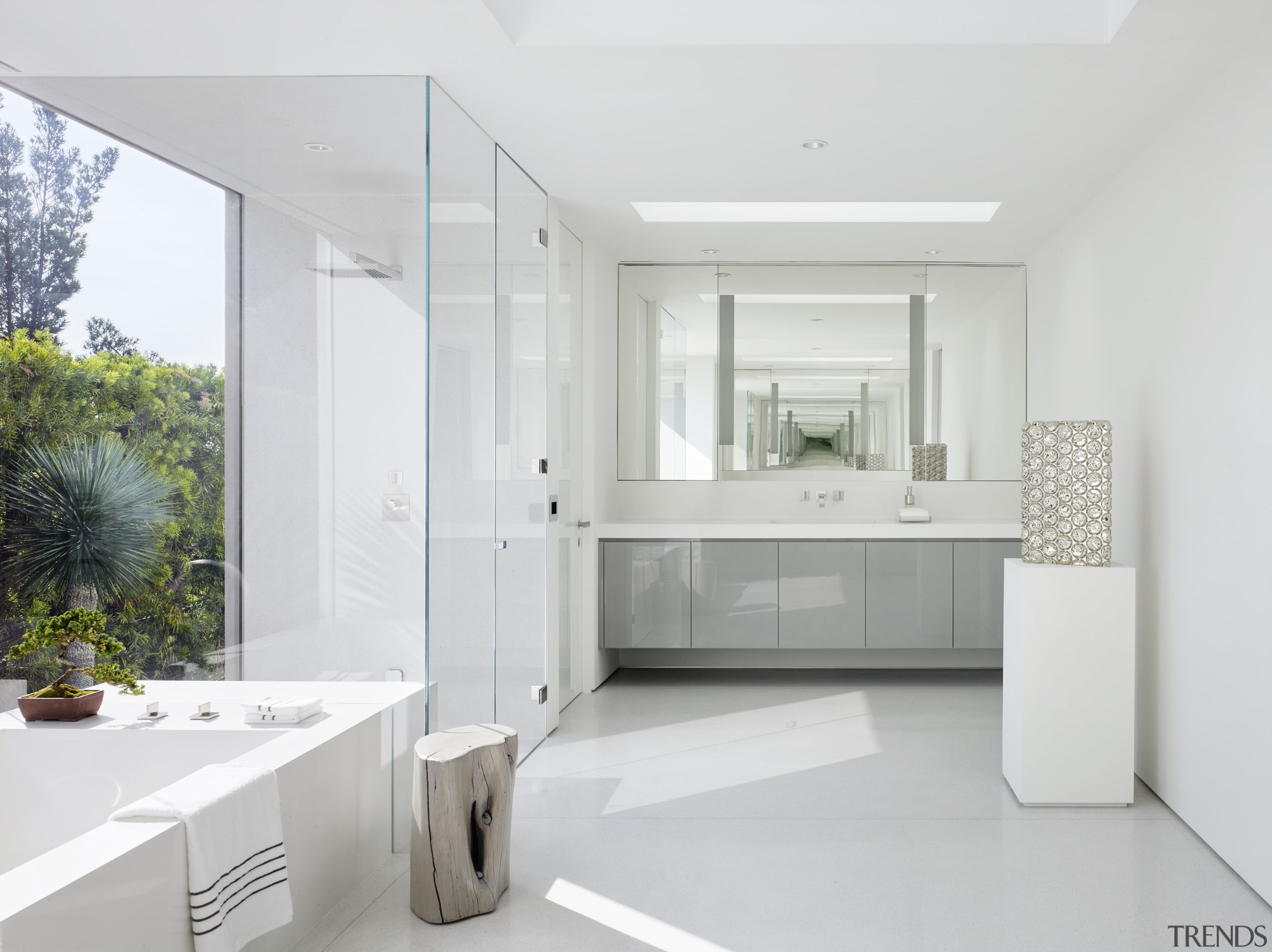 With opposing mirrors in the bathroom, the views 