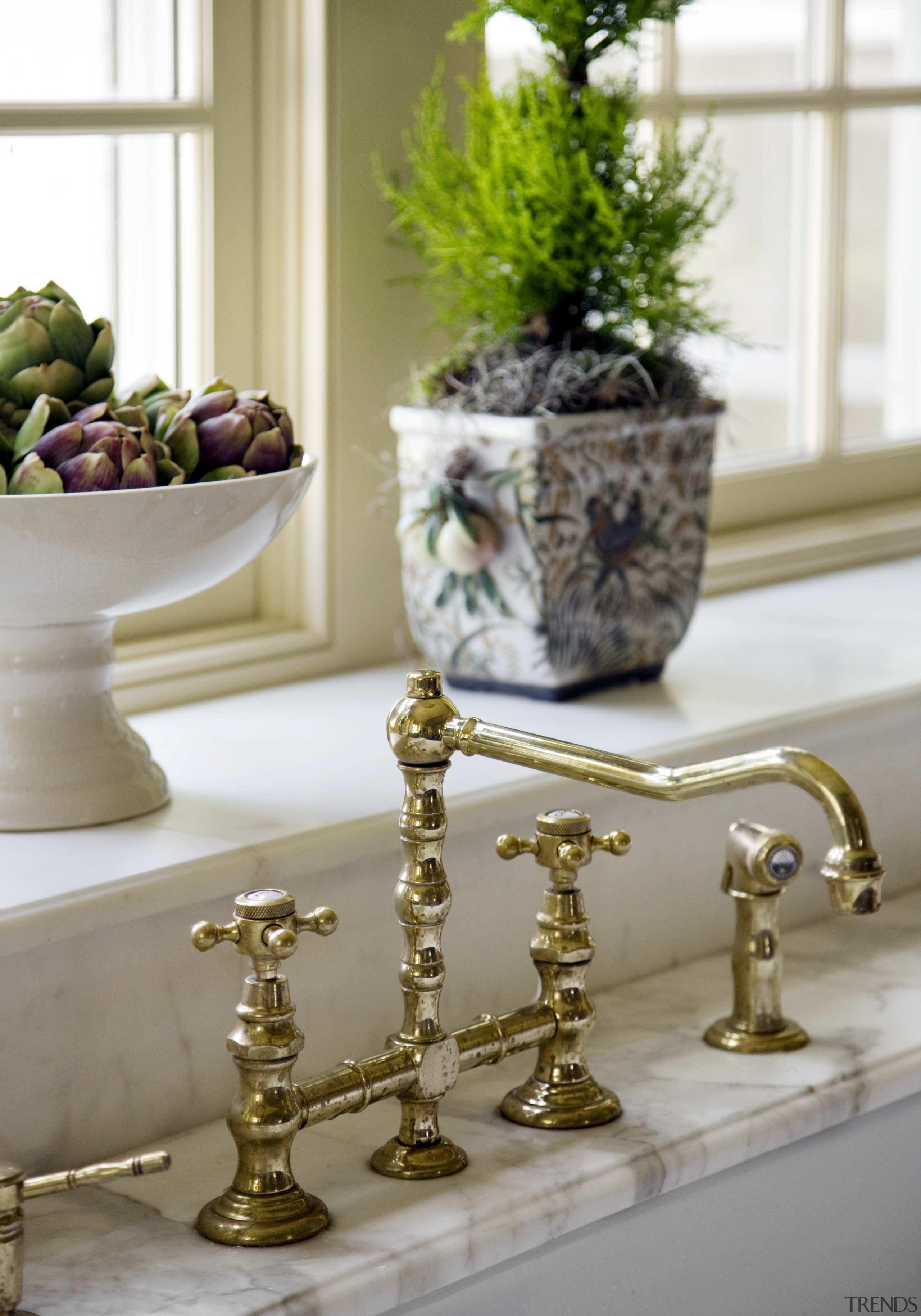 Close-up of traditional sink faucet - Close-up of flowerpot, table, vase, white, gray