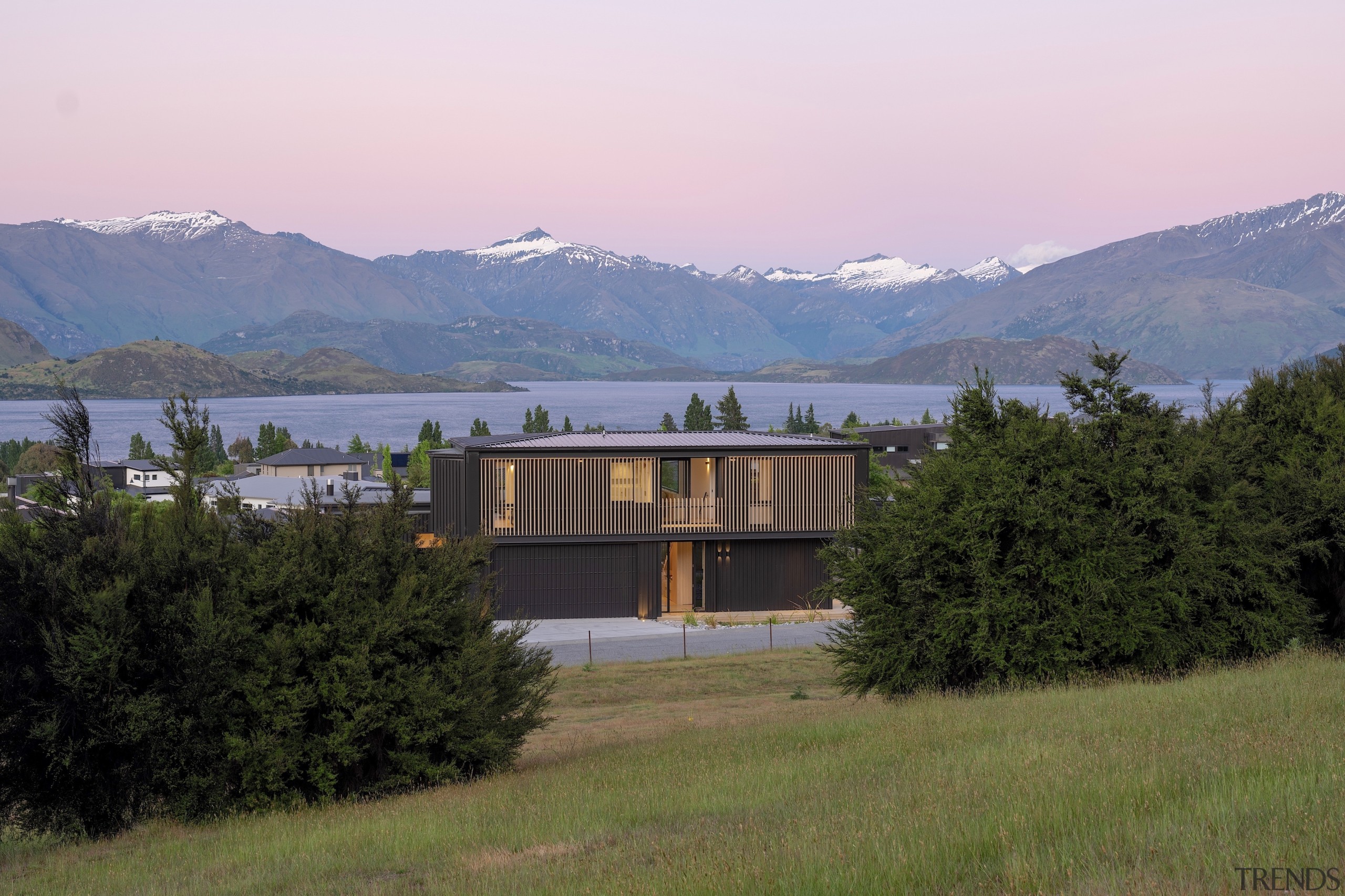 The home nestles unobtrusively into its pristine landscape. 