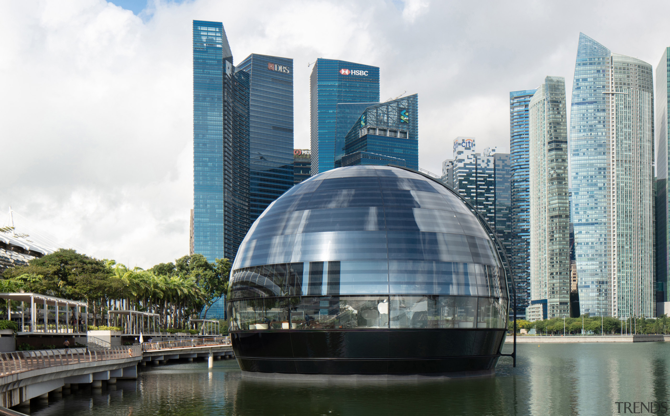 During the day, the dome reflects the colours 