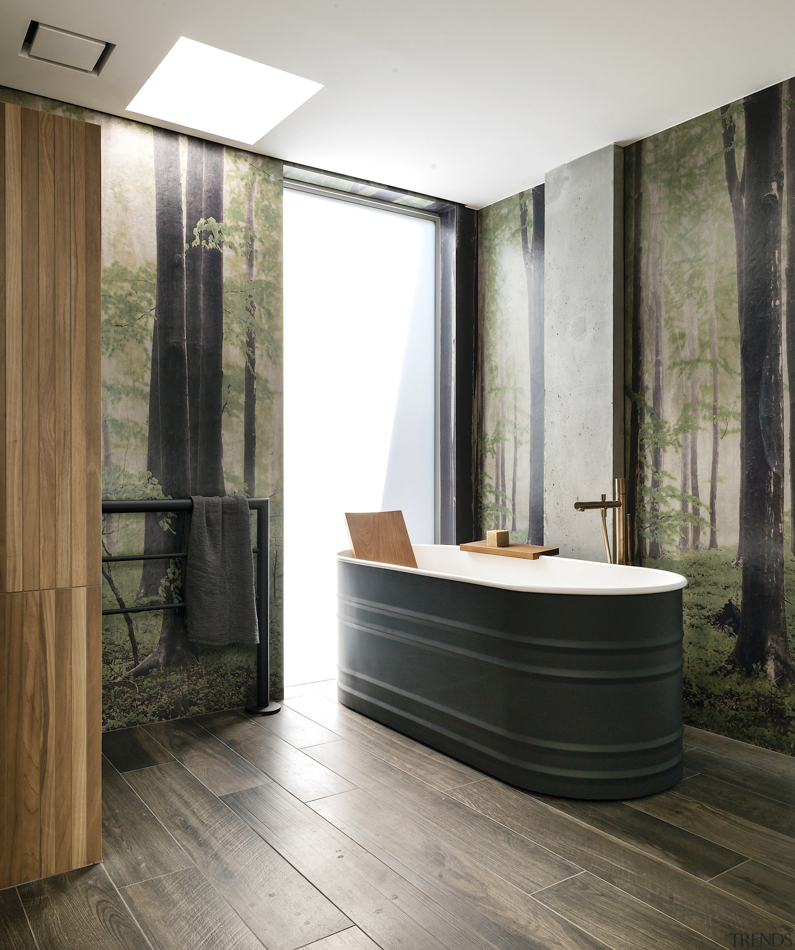 Large-format porcelain mural tiles envelop the bathroom in 