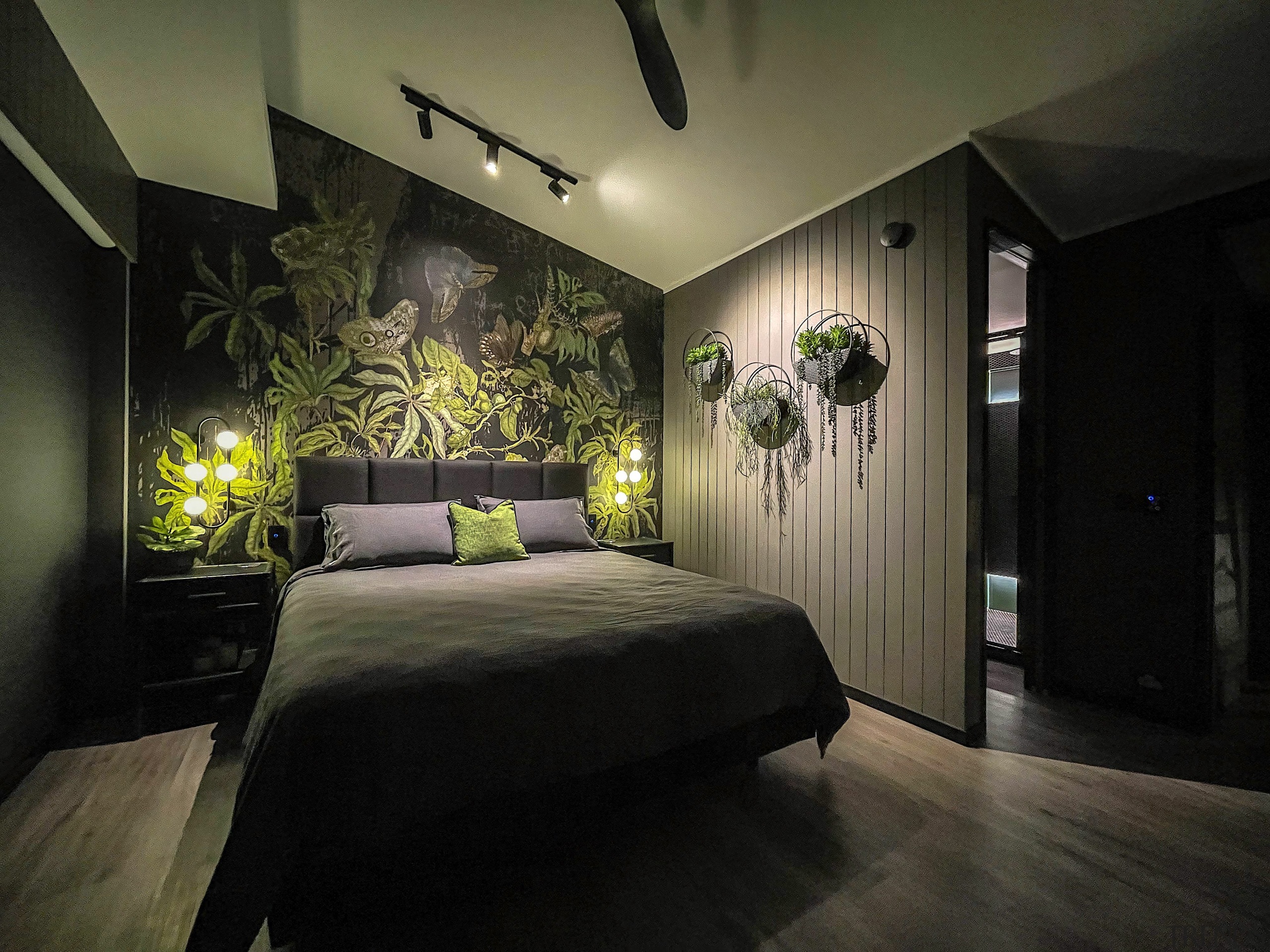 Immersive bedroom. - Lock-and-leave jungle oasis - 