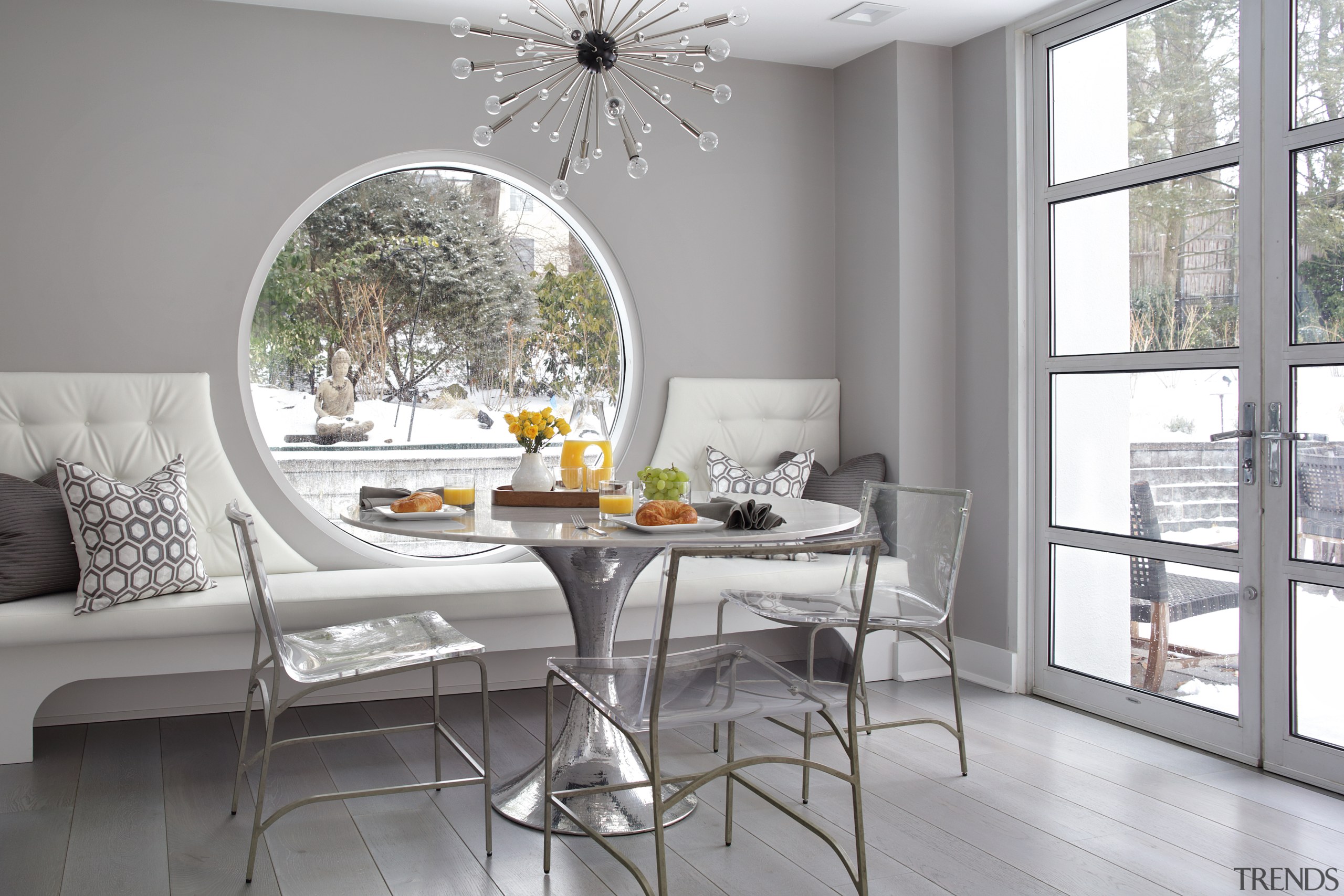 The breakfast area features a porthole-like window and 