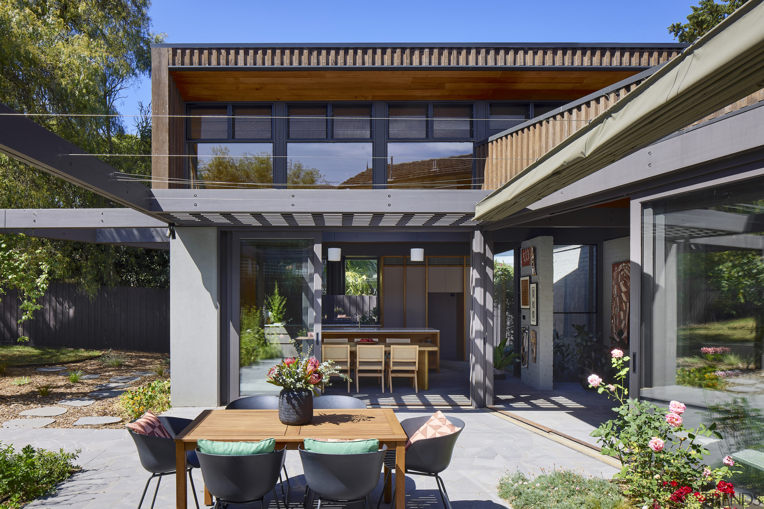 The very epitome of indoor-outdoor living. - Protection 
