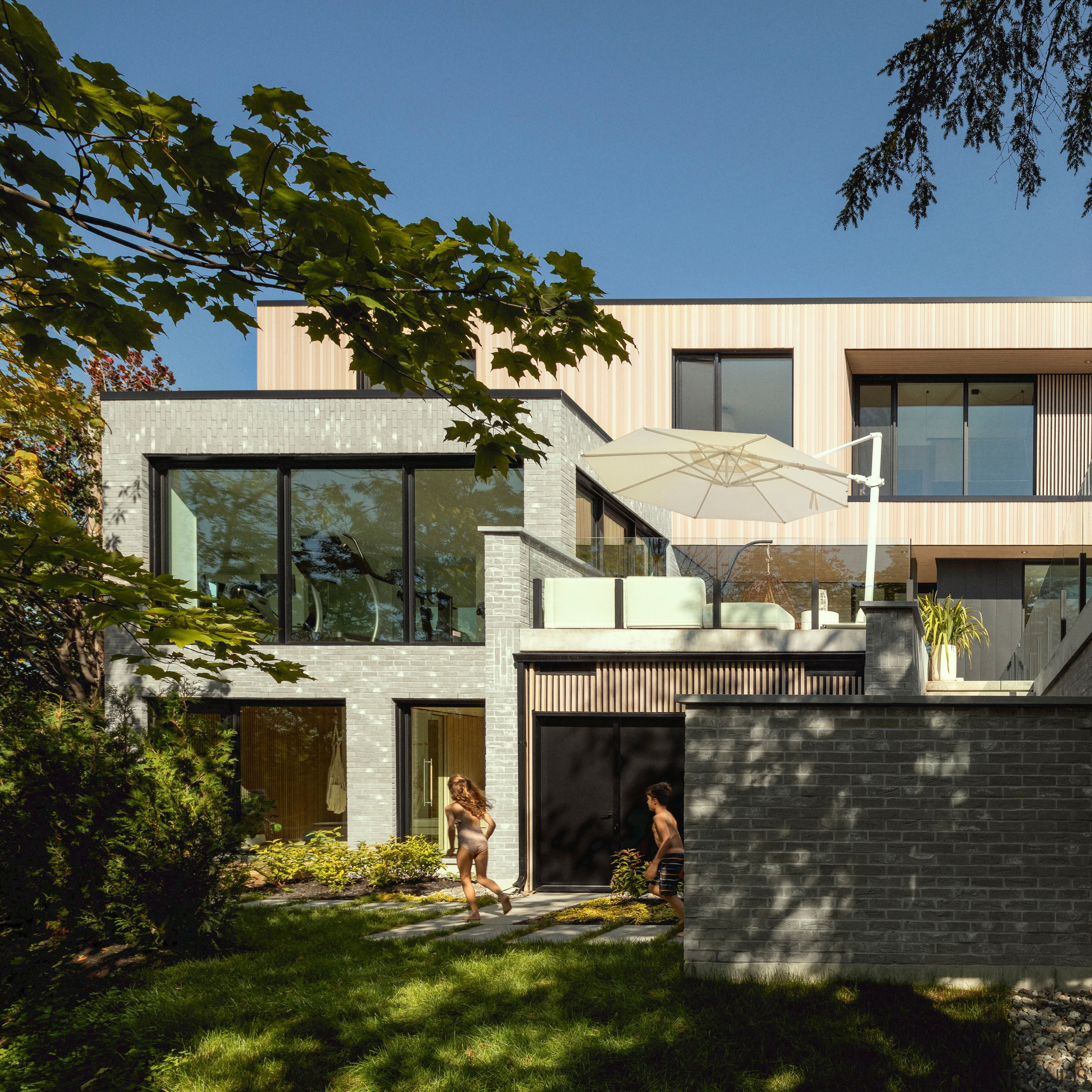 Ground floor rear courtyard. - Material harmony - 