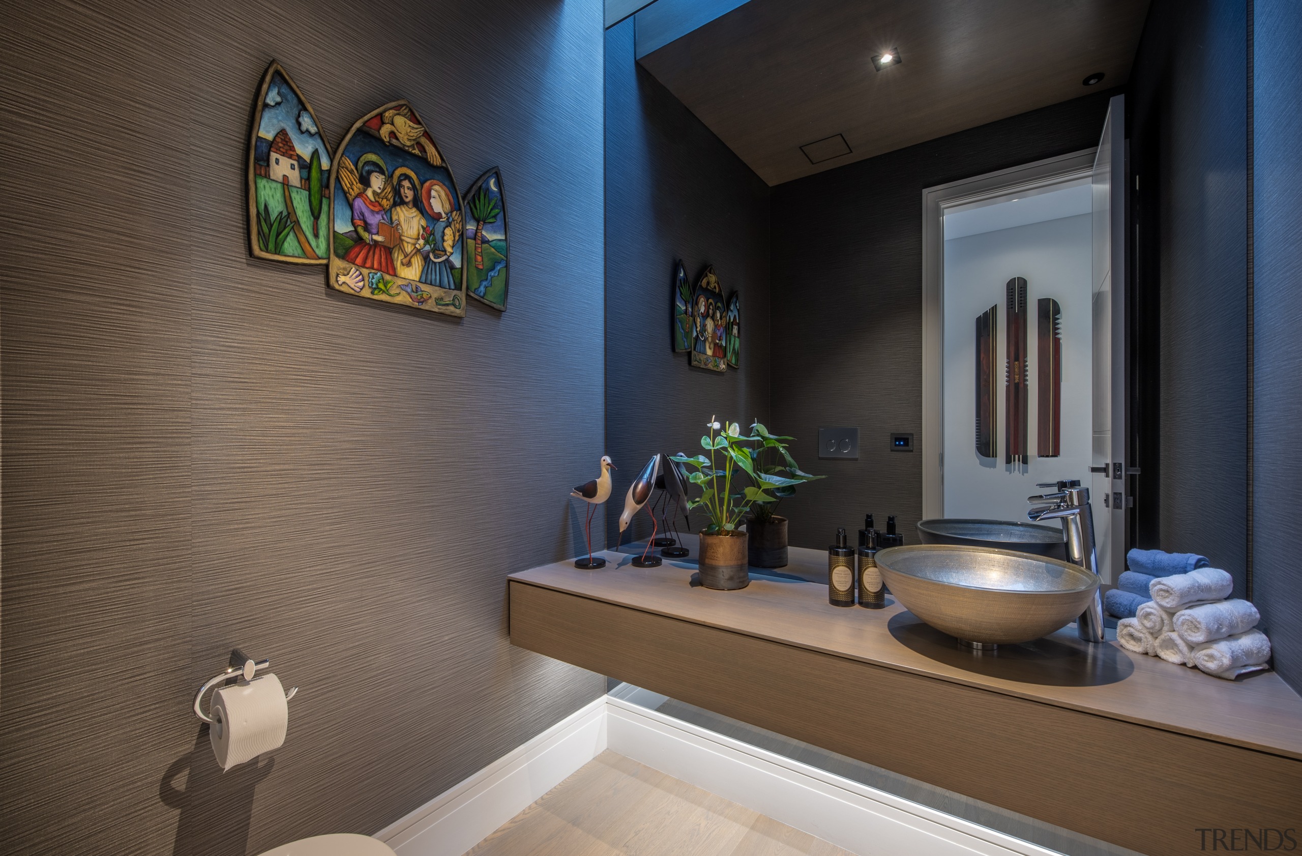 ​​​​​​​This lakeside home has plenty to take in 