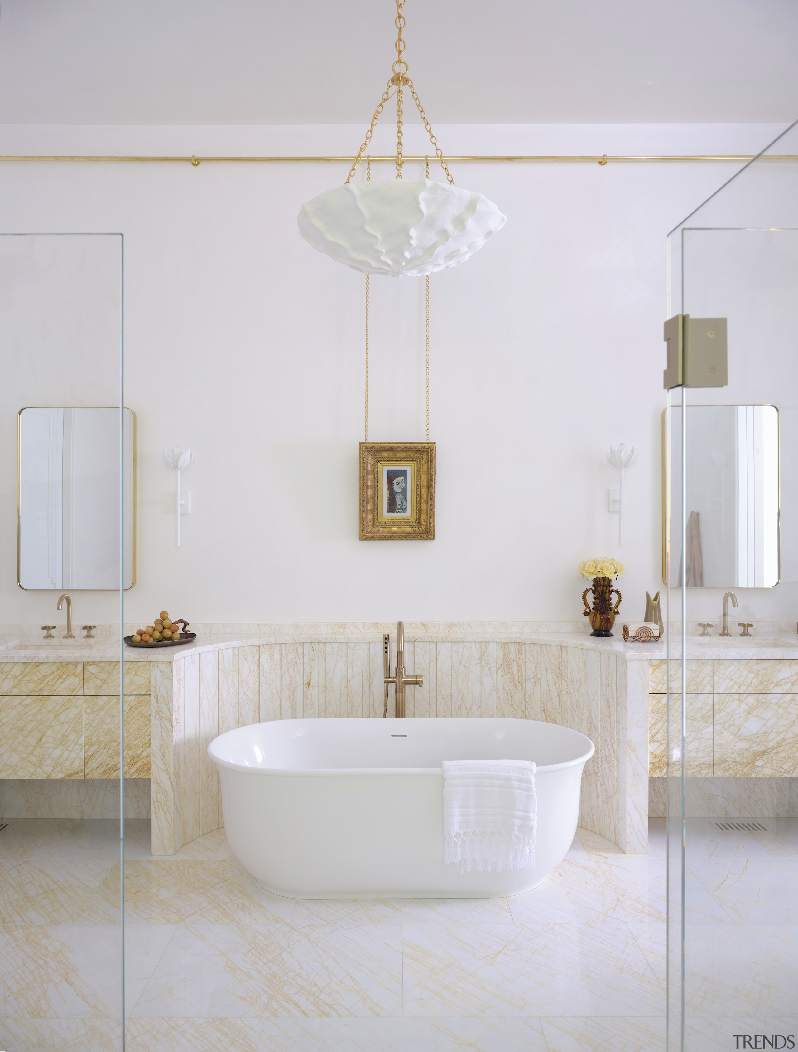 Luxurious and refined, the bath space looks like 