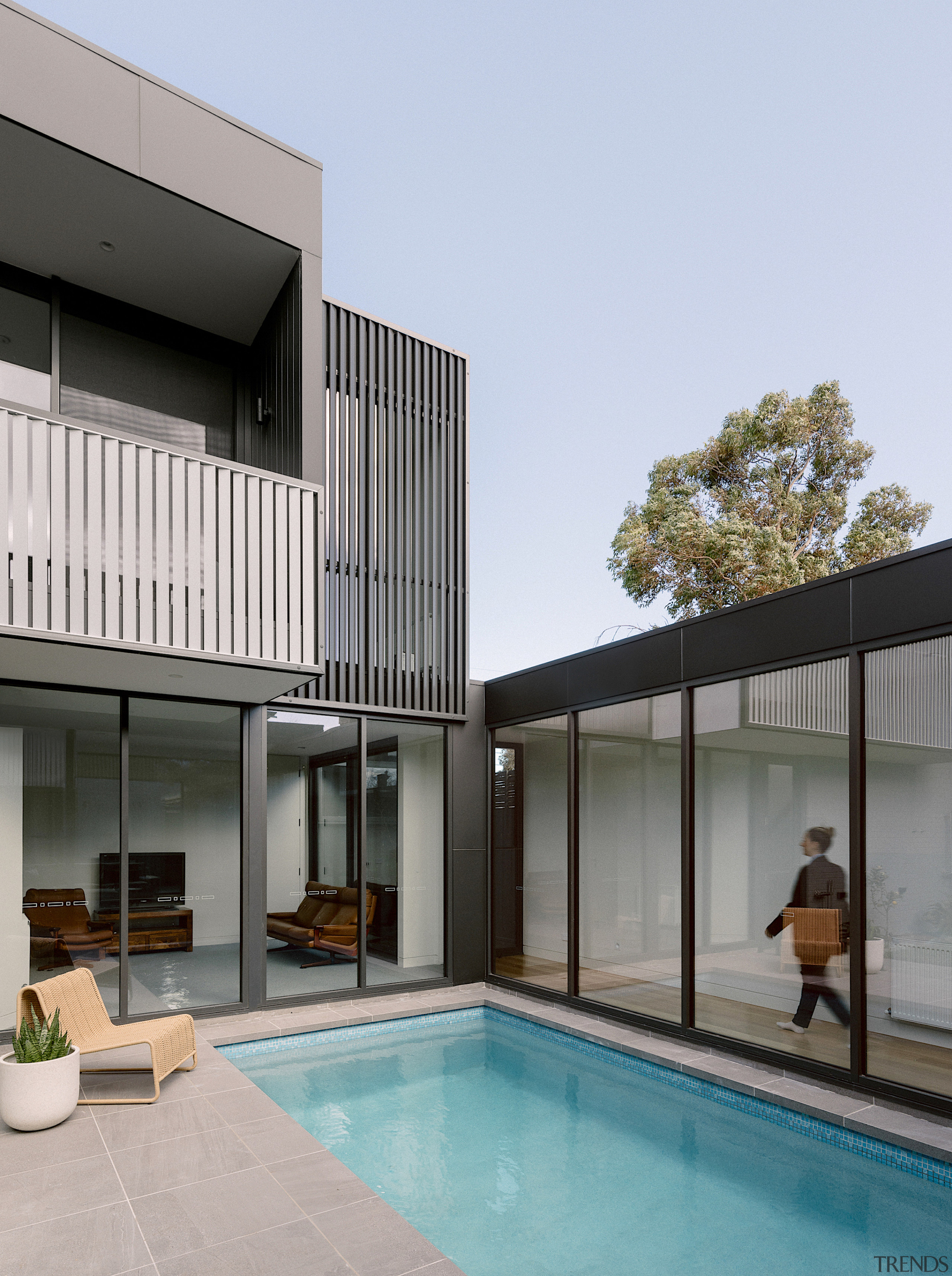 Rear facade and pool. - Proud face, open 