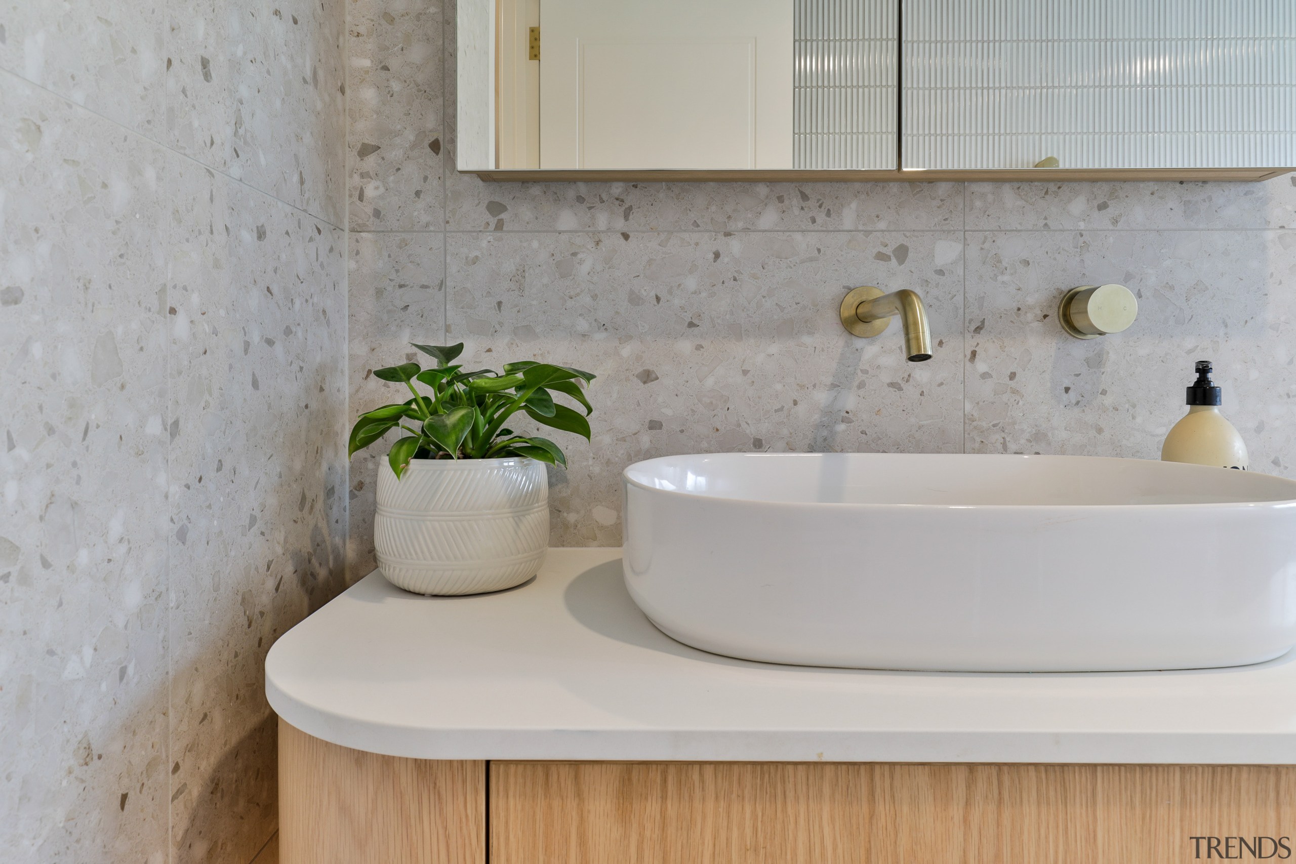 Natural accent – the Frammenta Bianco 600x600mm tiles 