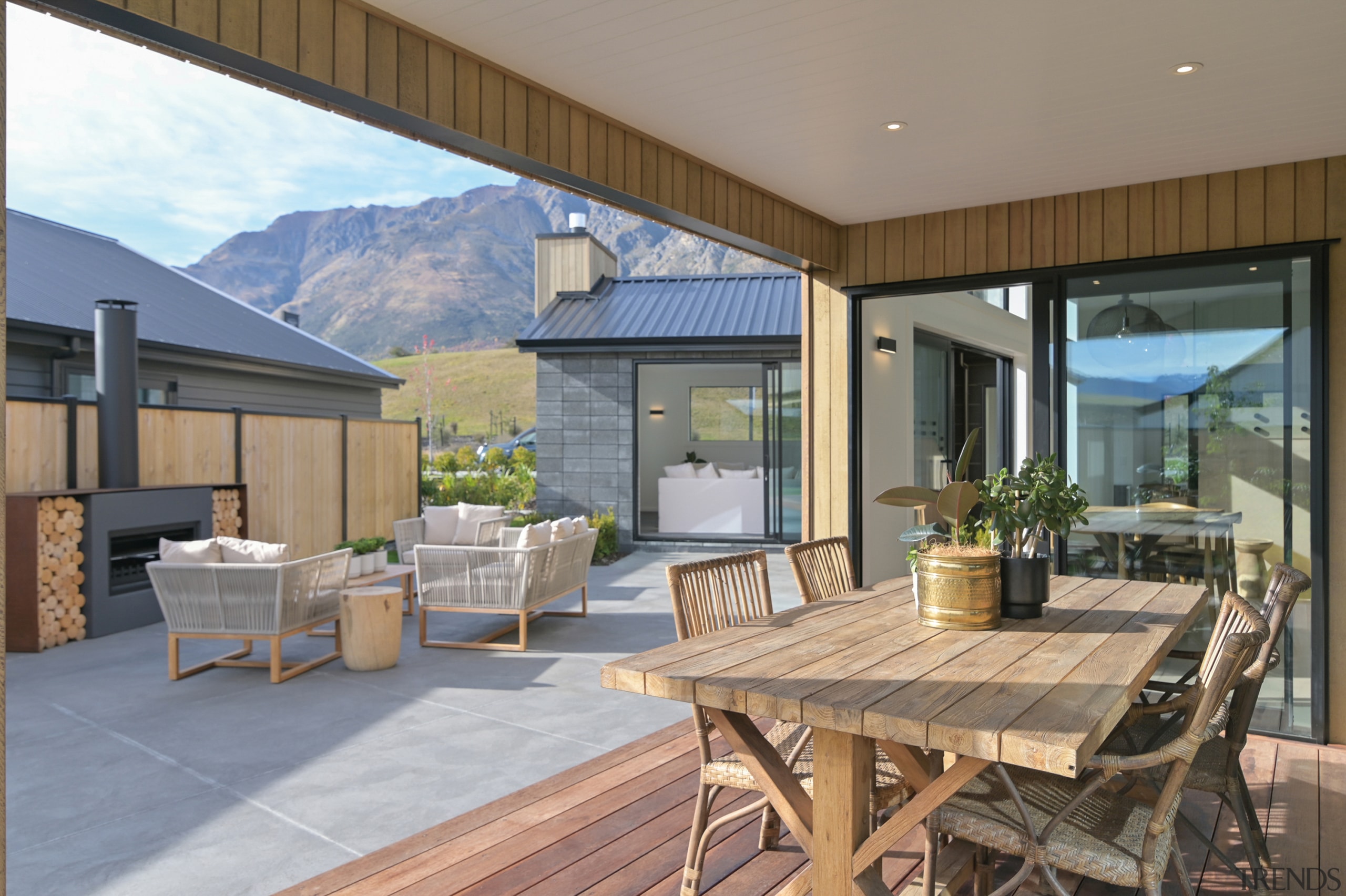 This expansive showhome by GJ Gardner Queenstown wraps 