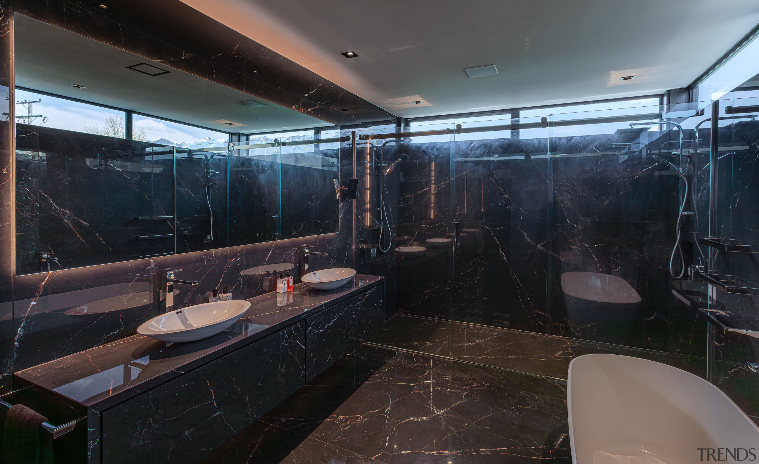 Master ensuite. Photography by John Williams. 