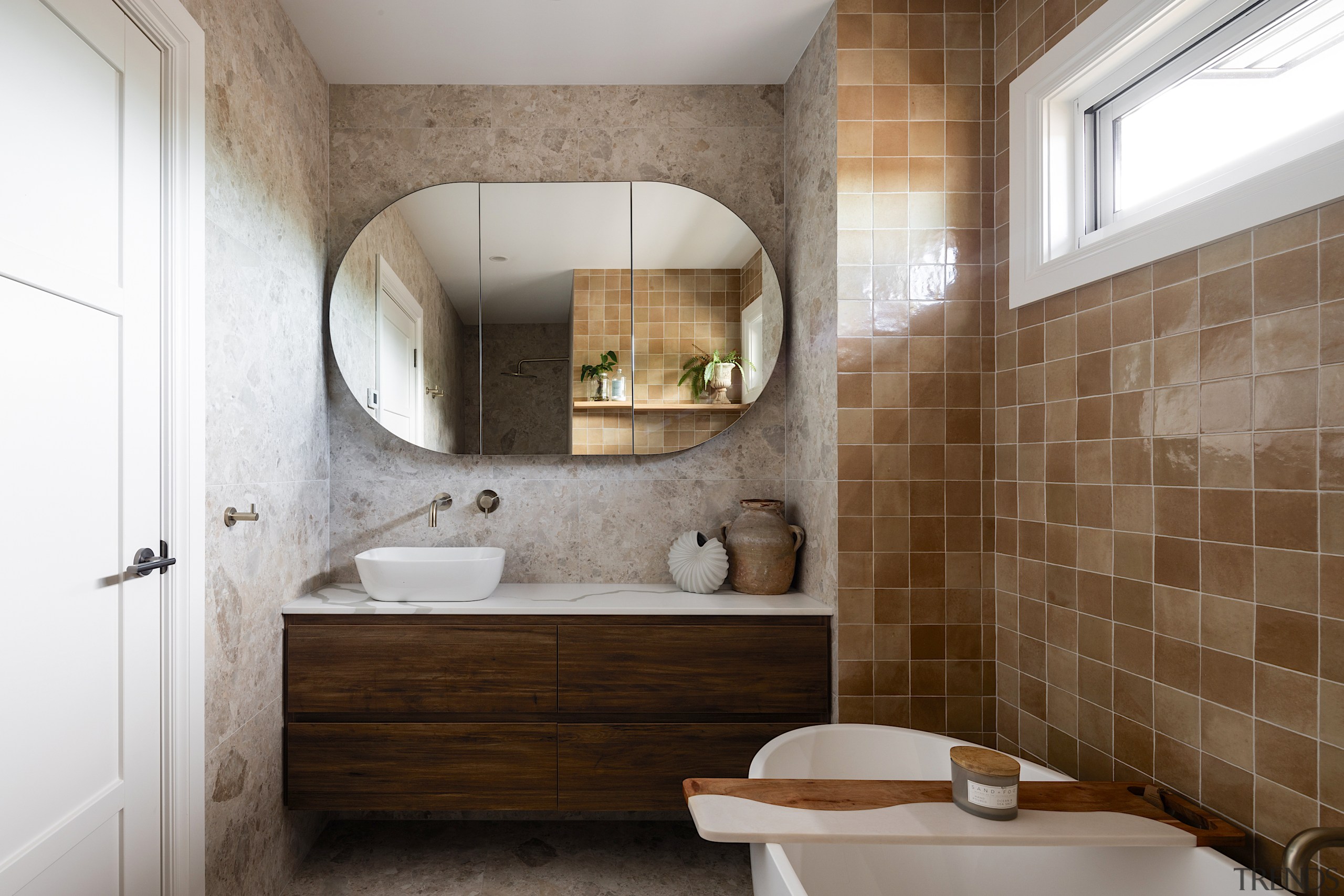 Main bathroom with contrasting feature wall tiles. 