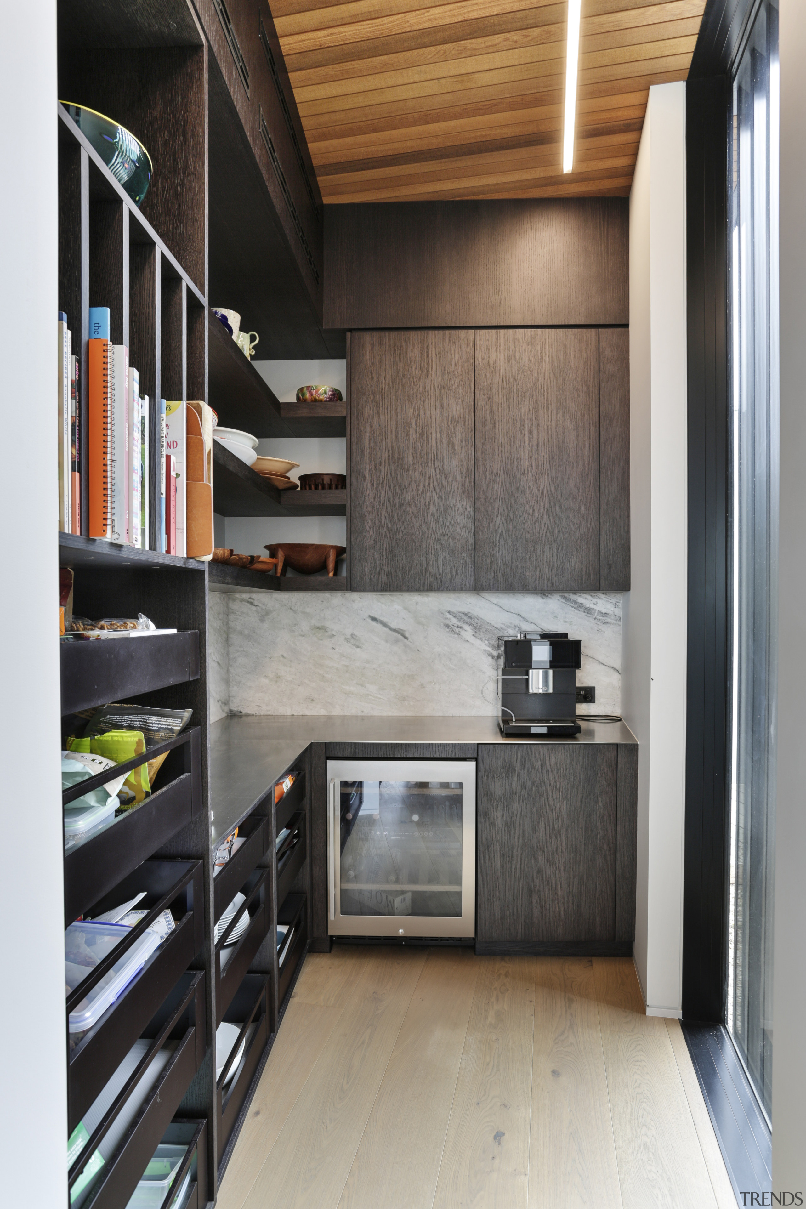 Surfaces in this rear butler’s pantry echo those 