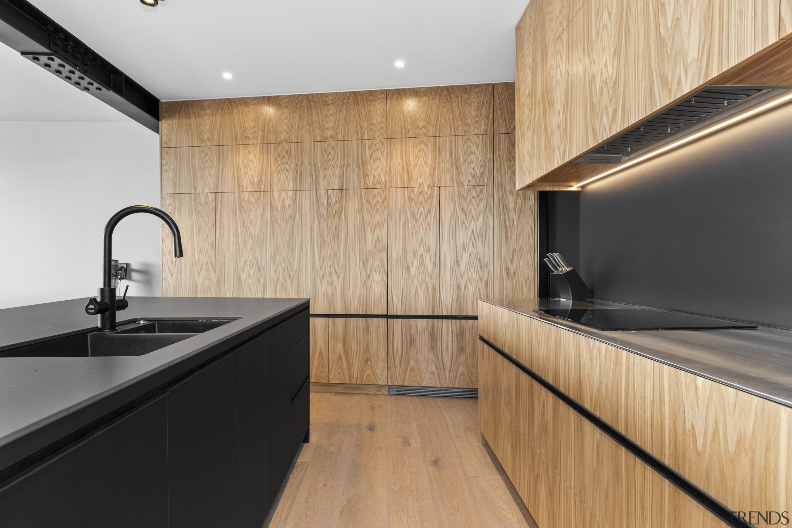 The black matt porcelain island countertop is echoed 