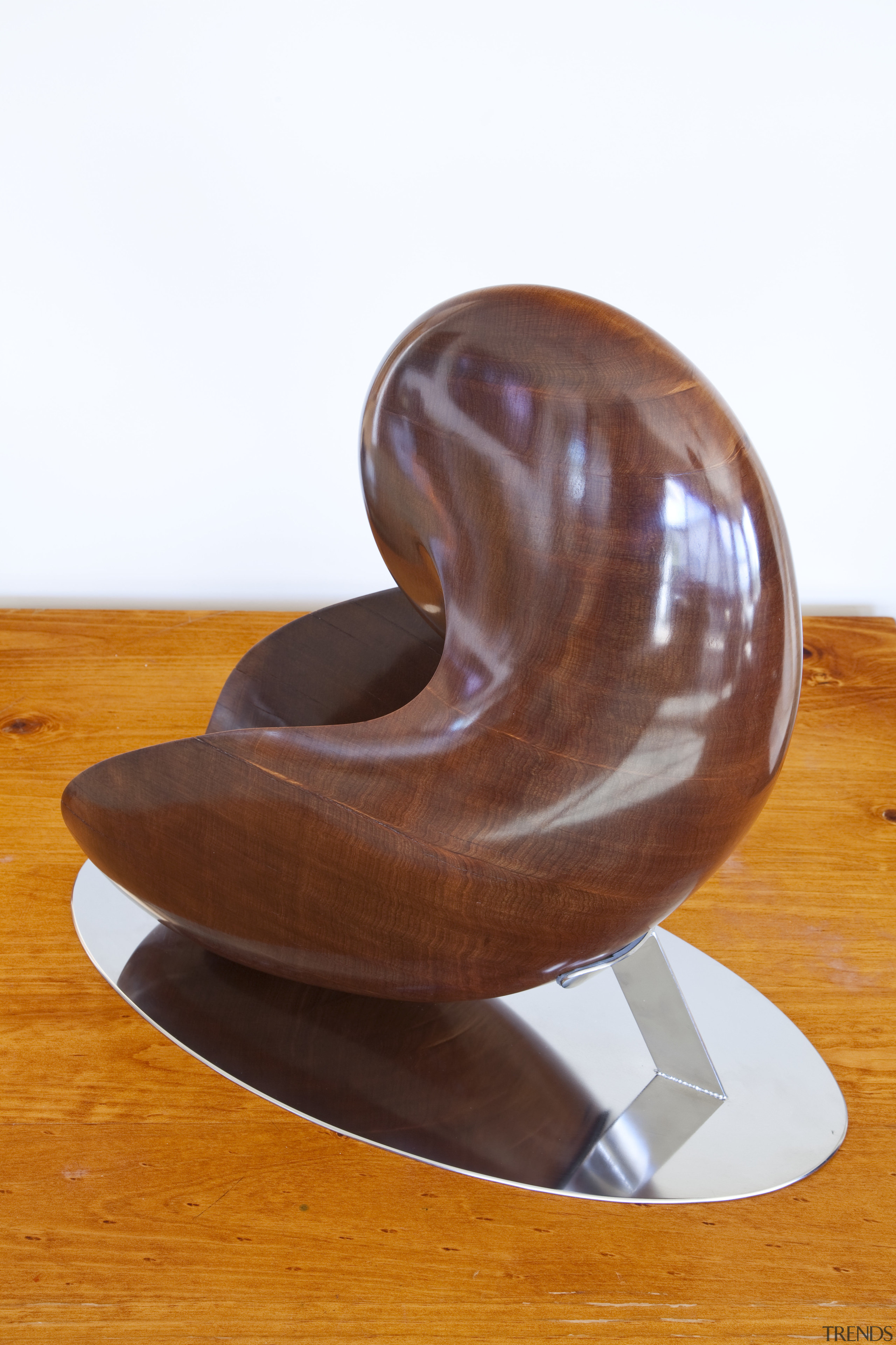 Andrew Deadman's sculpture, he won Trends Sculptor of chair, furniture, product design, white, orange