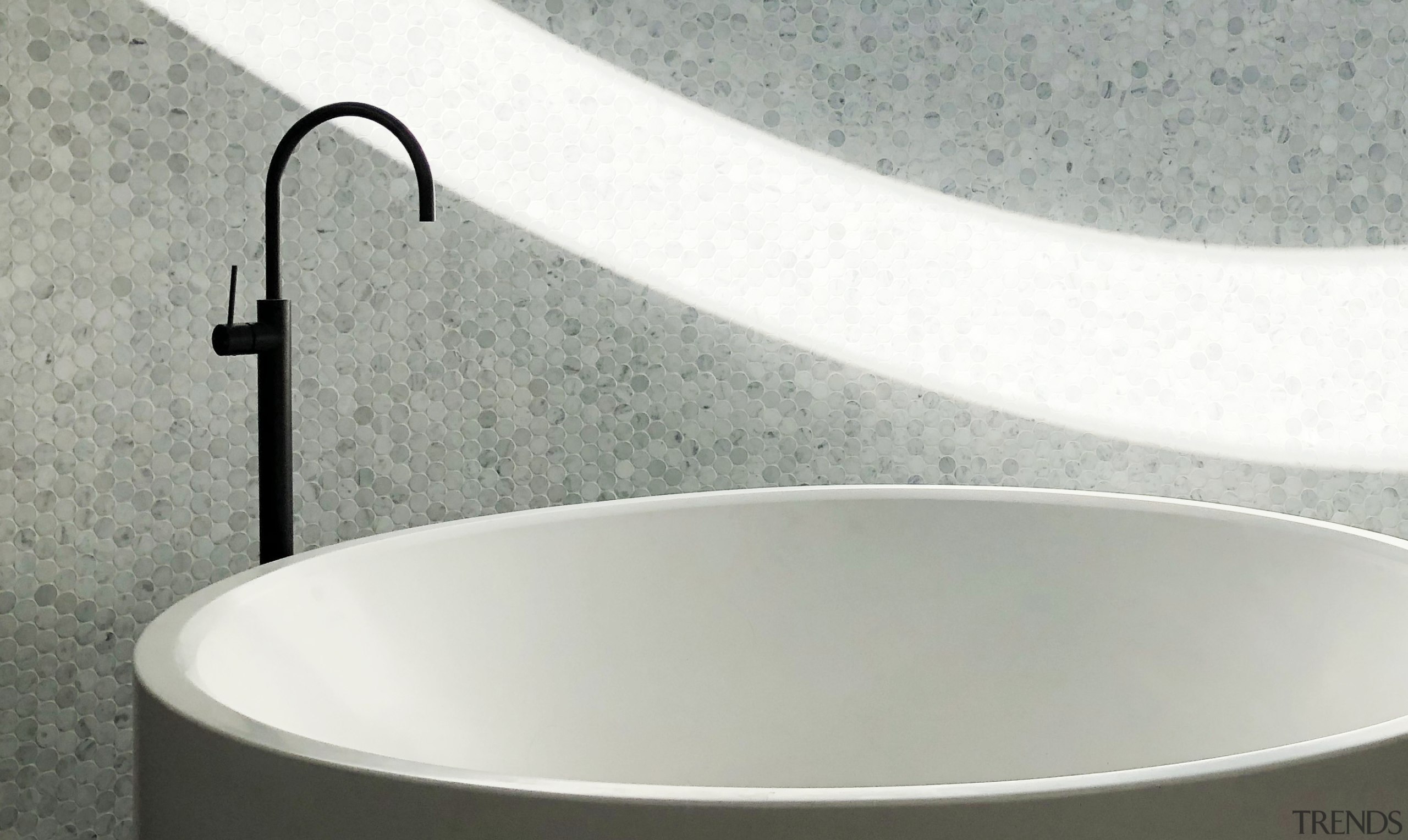 Curved tub, curved mosaic wall and curved light 