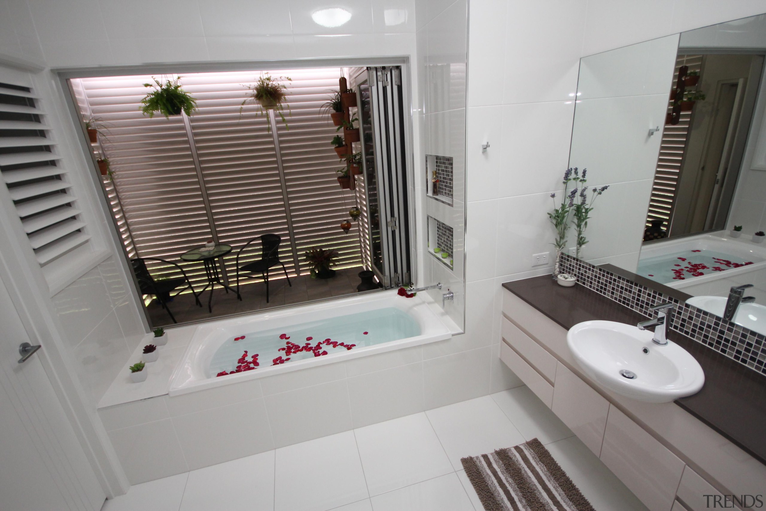 nthqldtsvbladensberg creskeir constructions 4.jpg - nthqldtsvbladensberg_creskeir_constructions_4.jpg - bathroom bathroom, home, interior design, property, room, window, gray