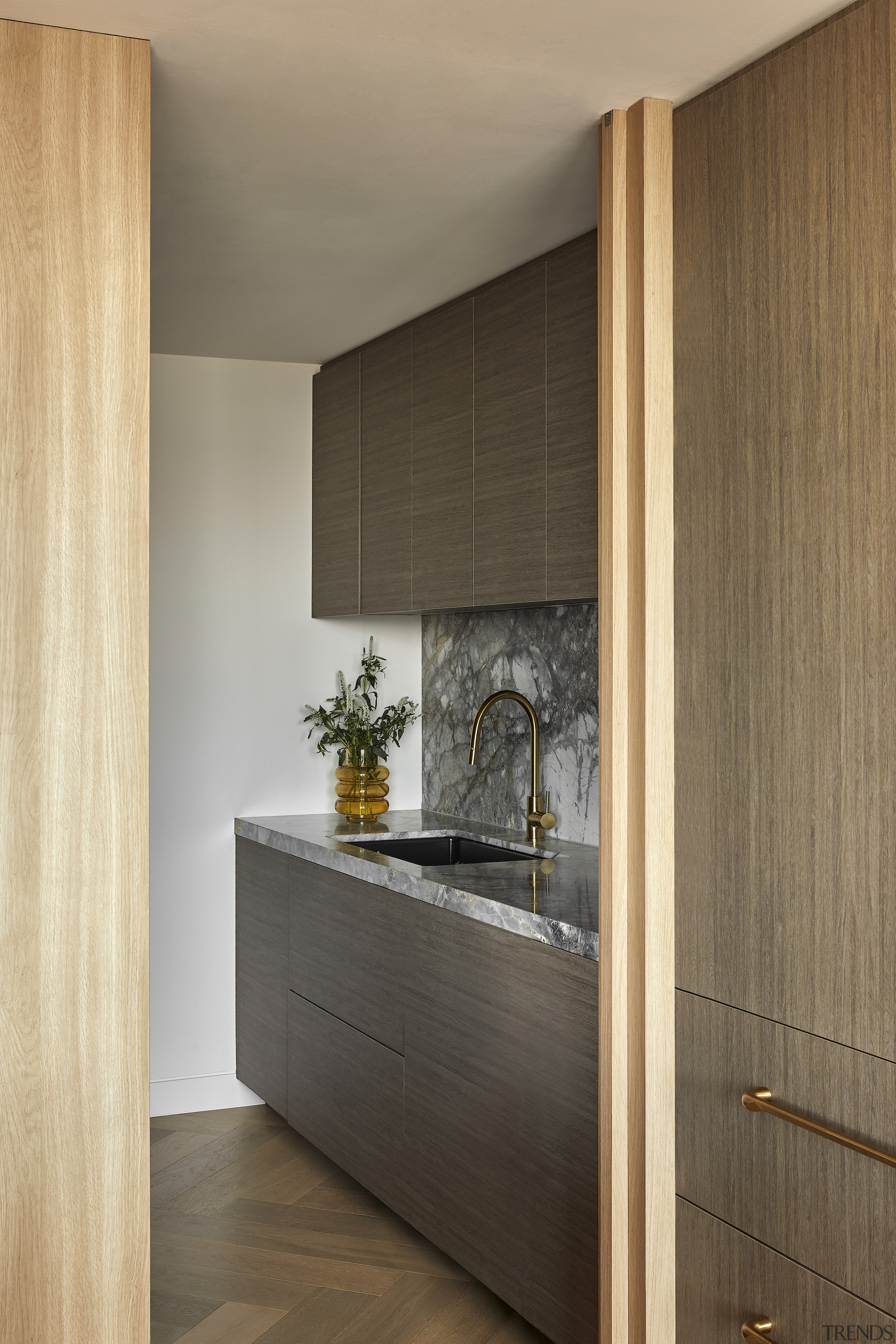 The former butler’s pantry becomes a discreet support 