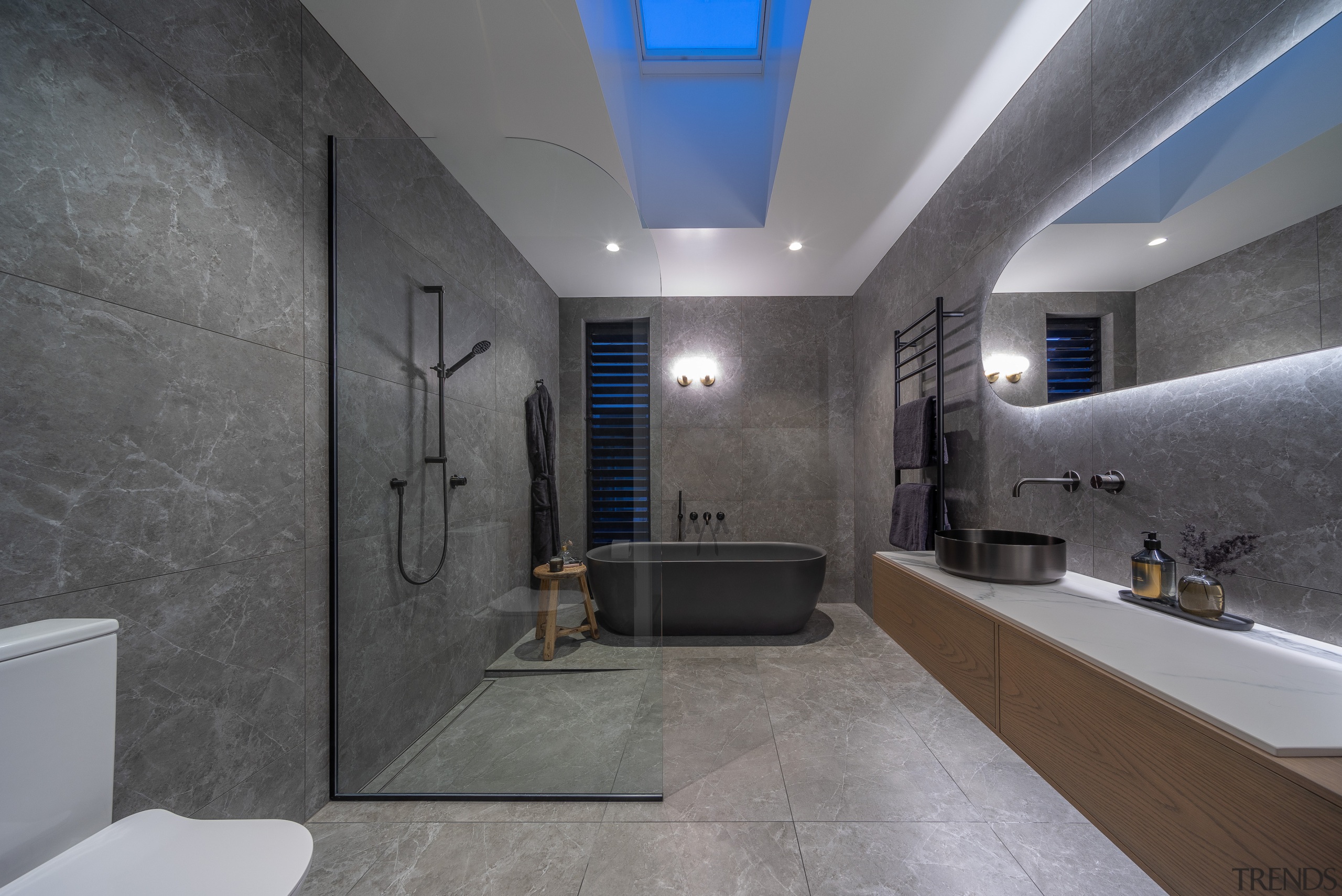 Main bathroom with skylight. - Strong on the 