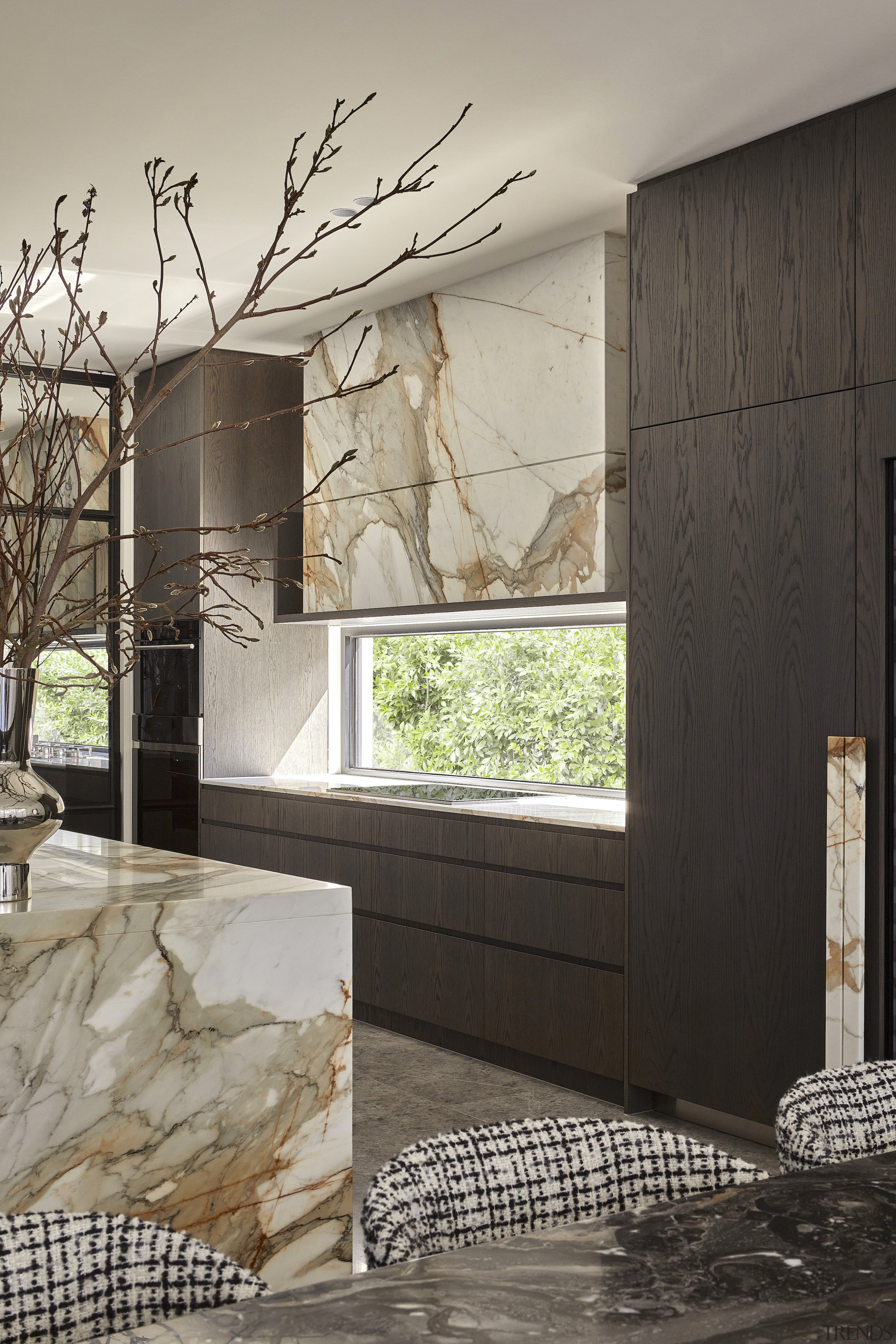 The marble-look porcelain sheet stars on the island 