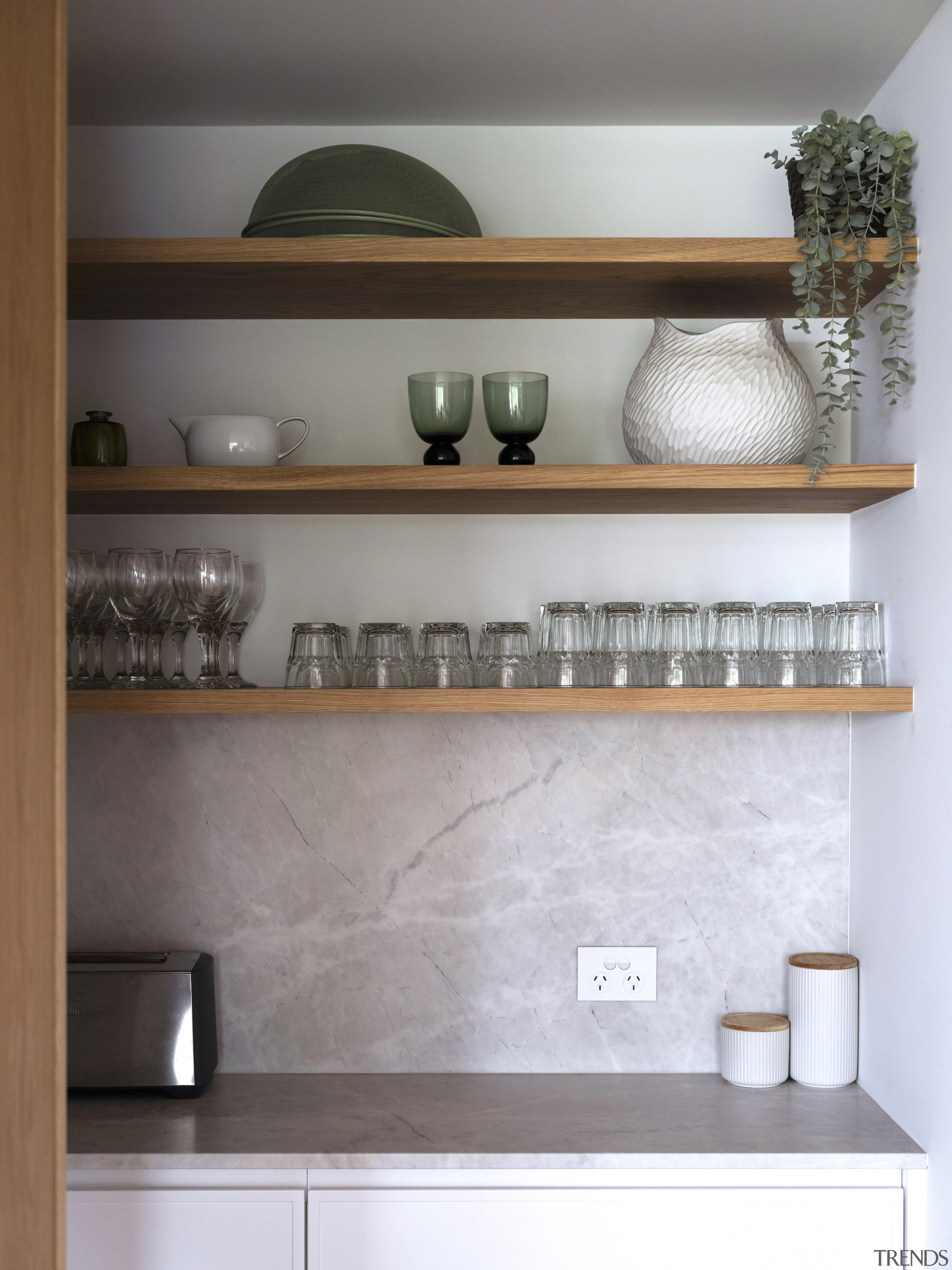 The stone-look quartz splashback continues in the bar 