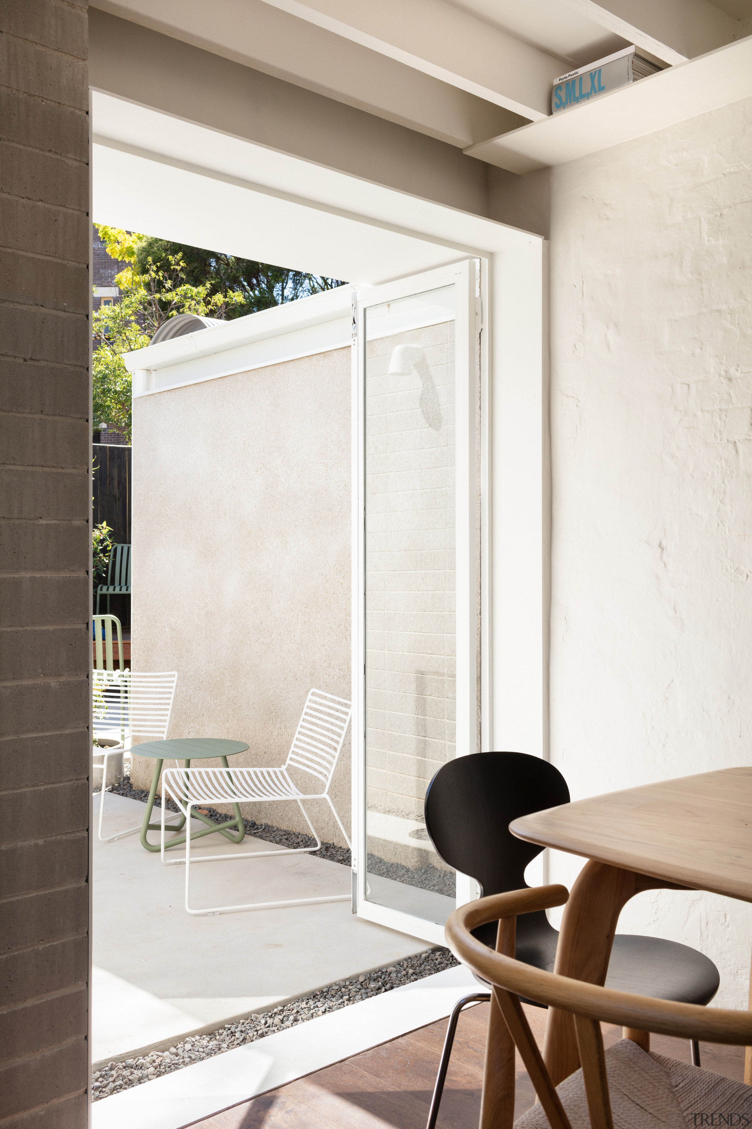 Wall-sized rear doors maximise indoor-outdoor flow. 