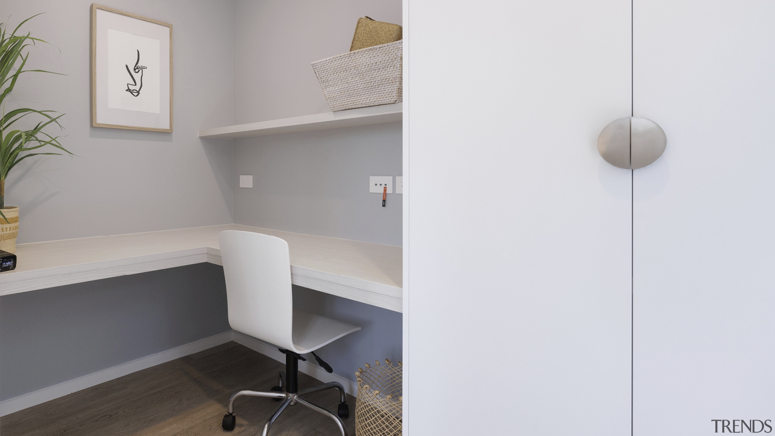 A dedicated study/office space tucked into a recess 