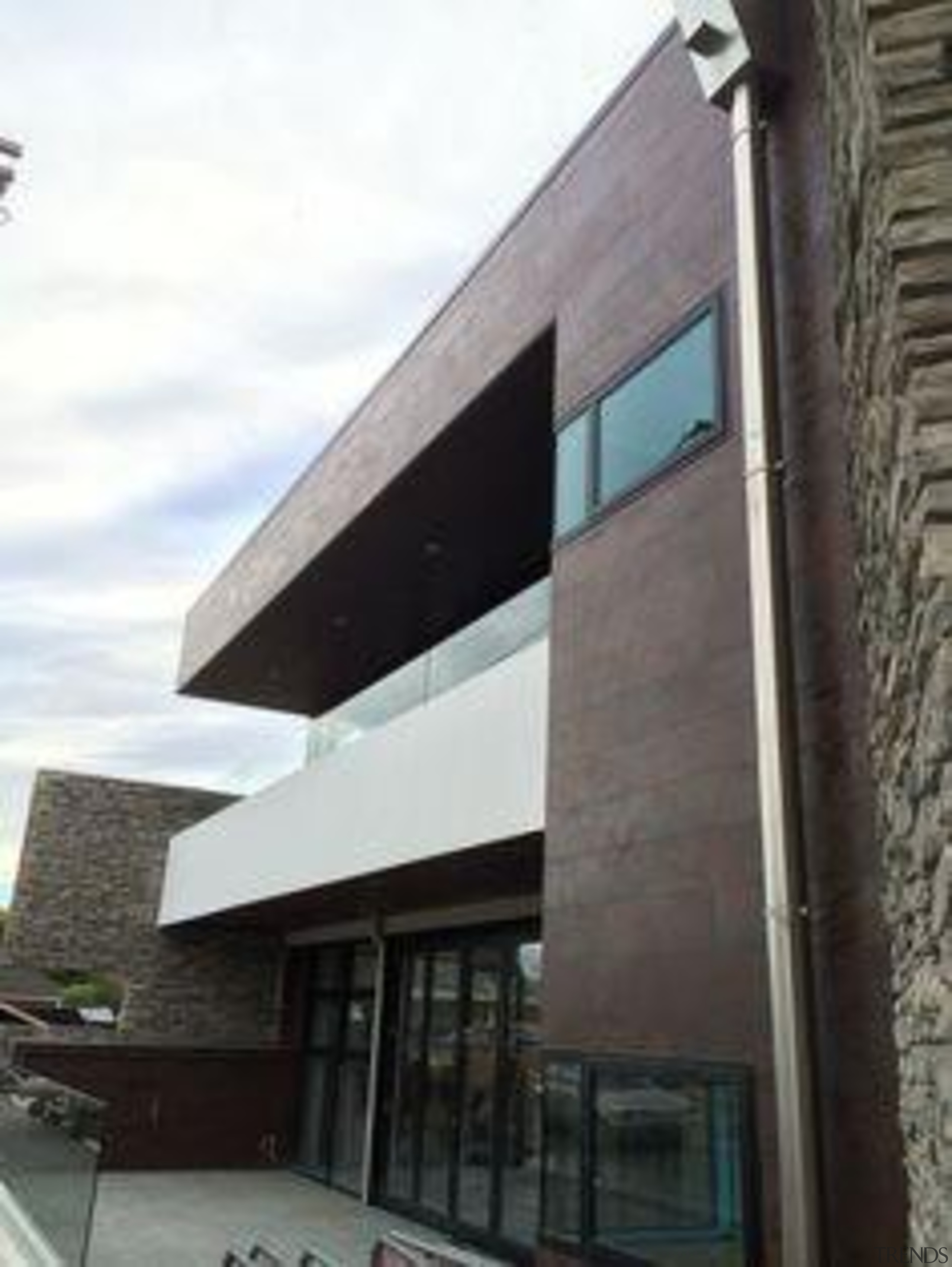 6b6bb9770132231f64109b7090e576b8.jpg - 6b6bb9770132231f64109b7090e576b8.jpg - architecture | building | architecture, building, commercial building, daylighting, facade, glass, house, real estate, roof, window, black, white, gray