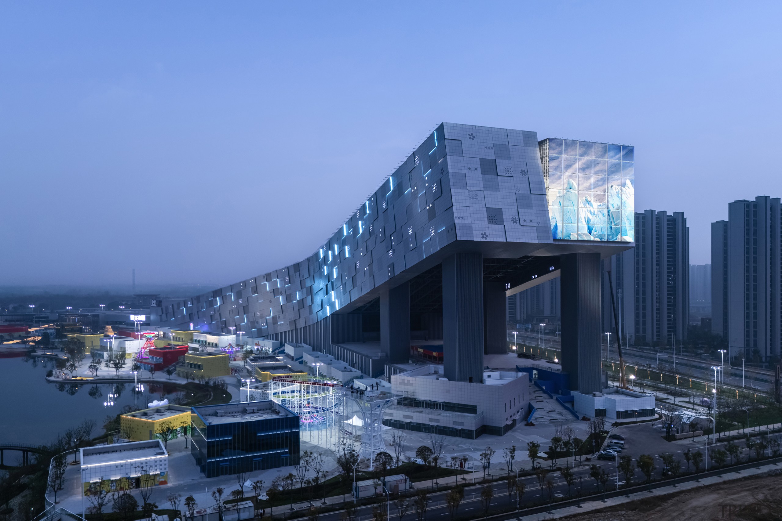 Dusk falls on the innovative Chinese resort.Photo by 