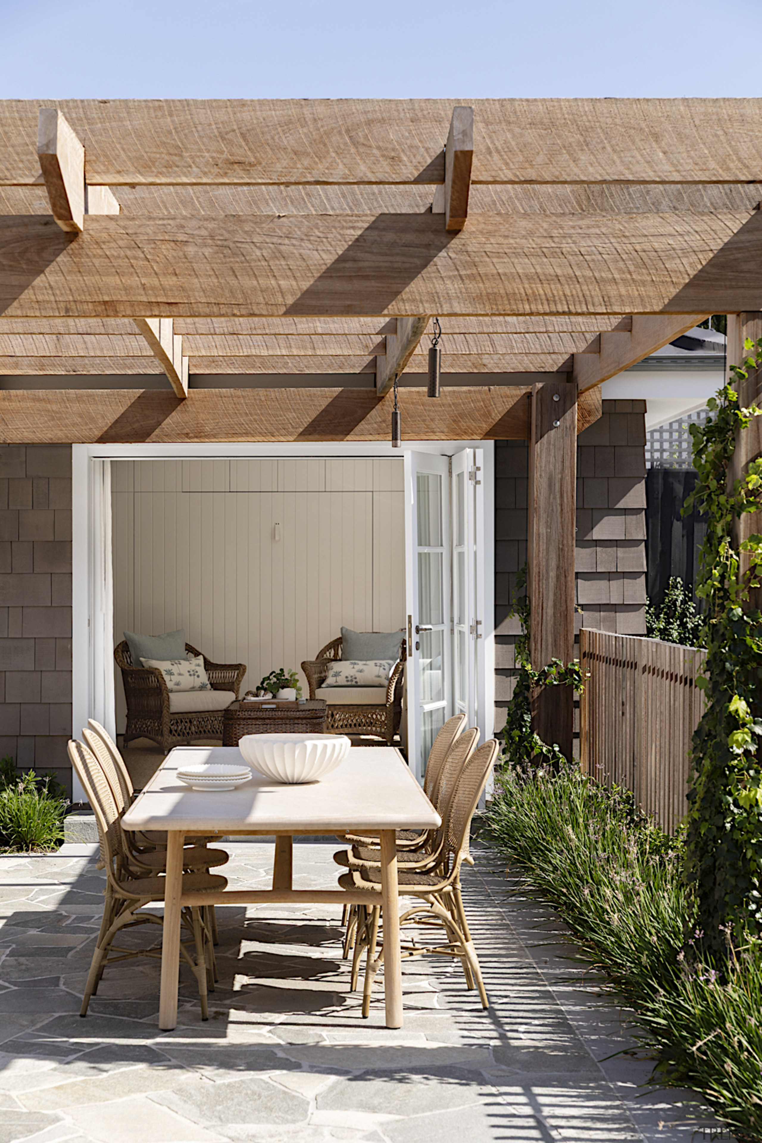 Outdoor dining setting. - Little by little - 