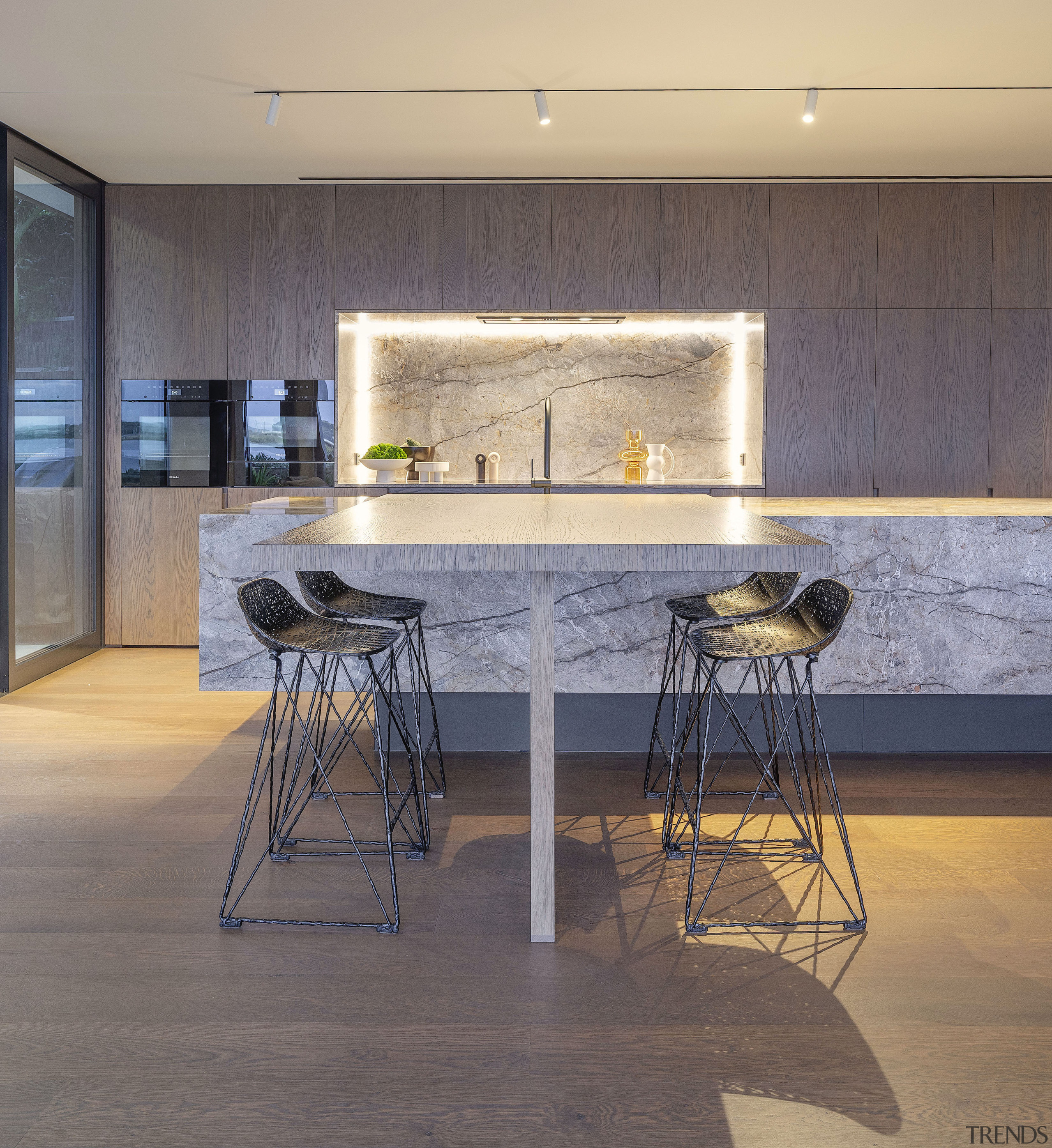 The table support is centred on the cooking 