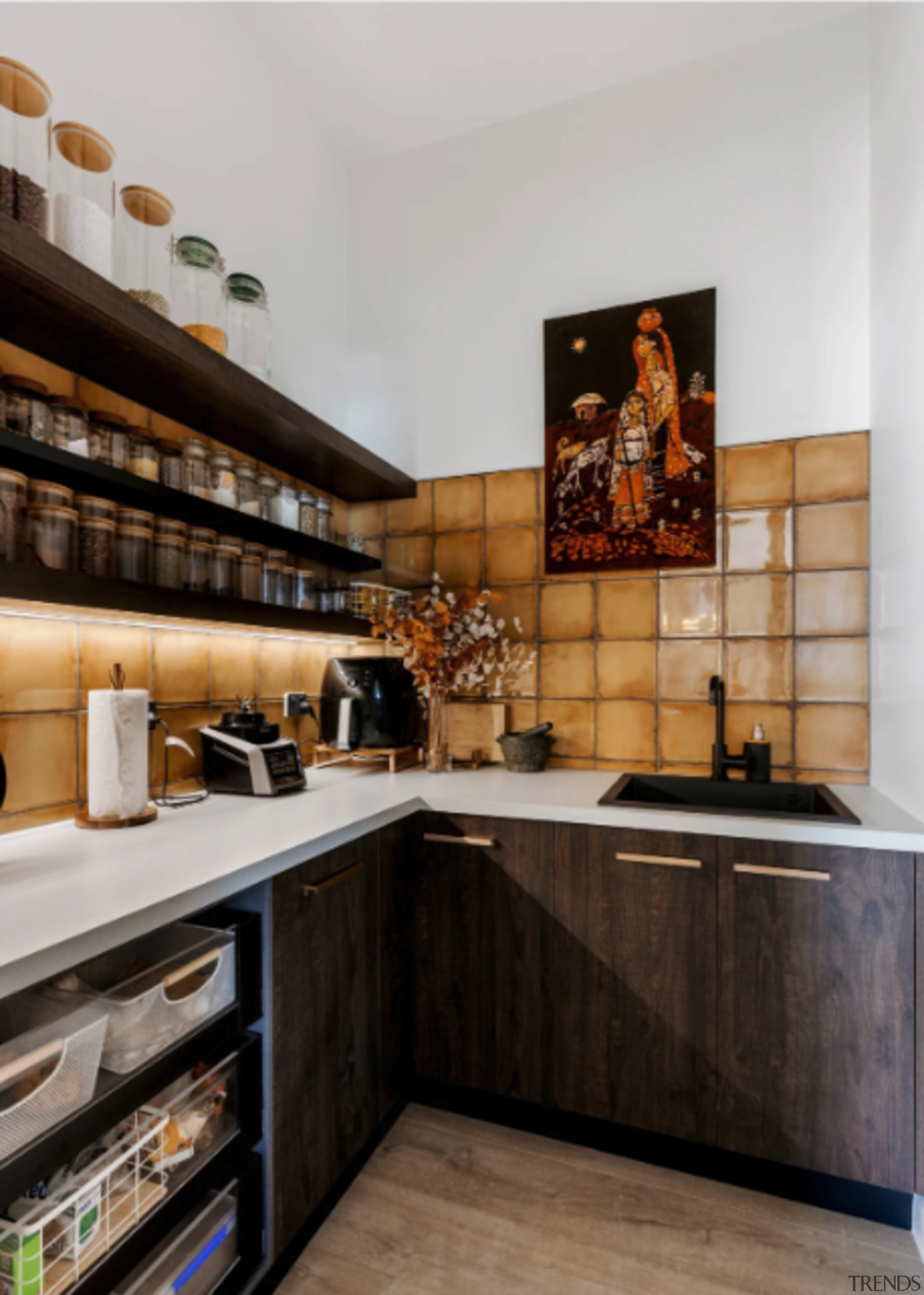 The roomy scullery with beautifully tiled splashback. 