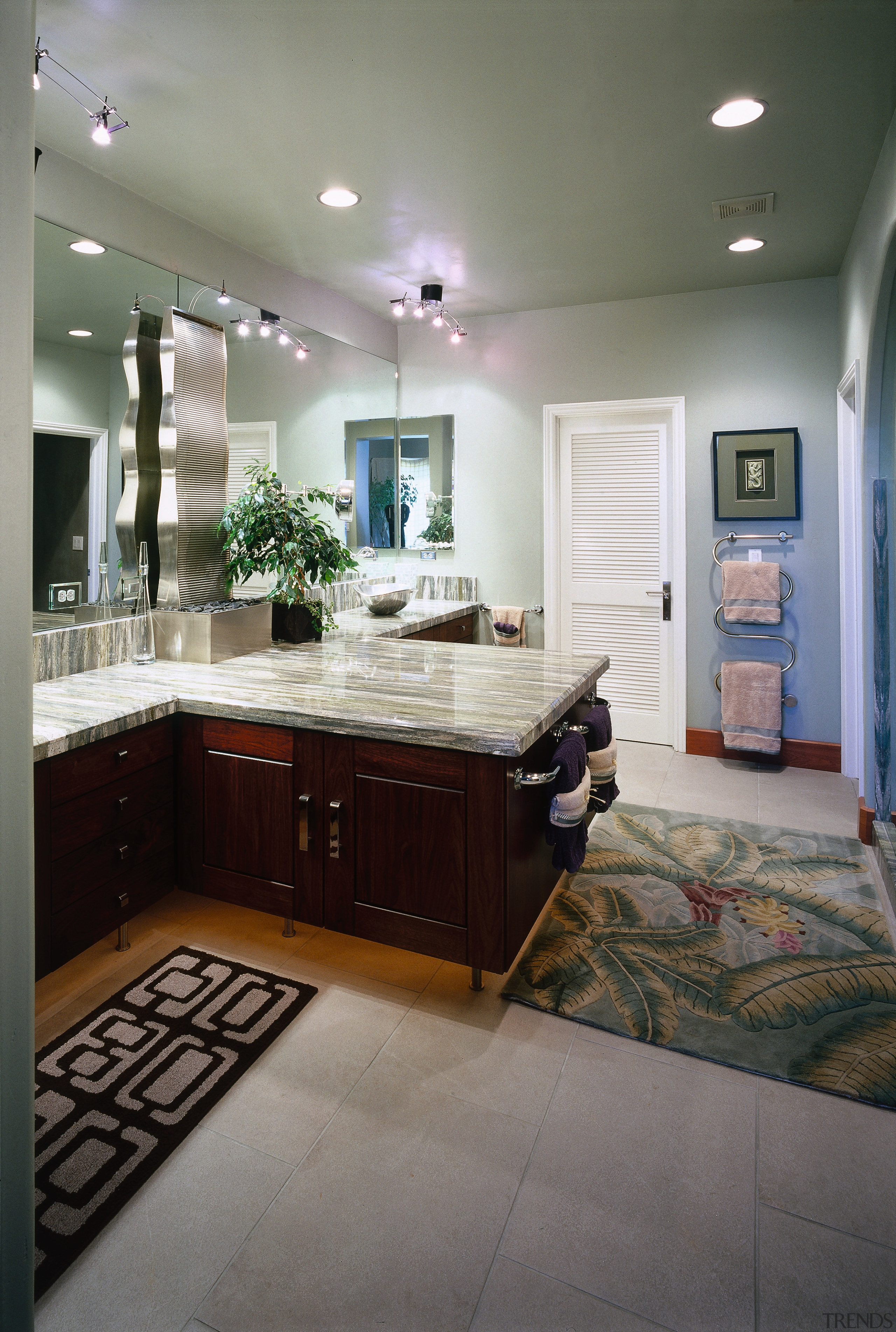 view of the bathroom featuring a serpentine design cabinetry, ceiling, countertop, floor, flooring, home, interior design, kitchen, room, gray