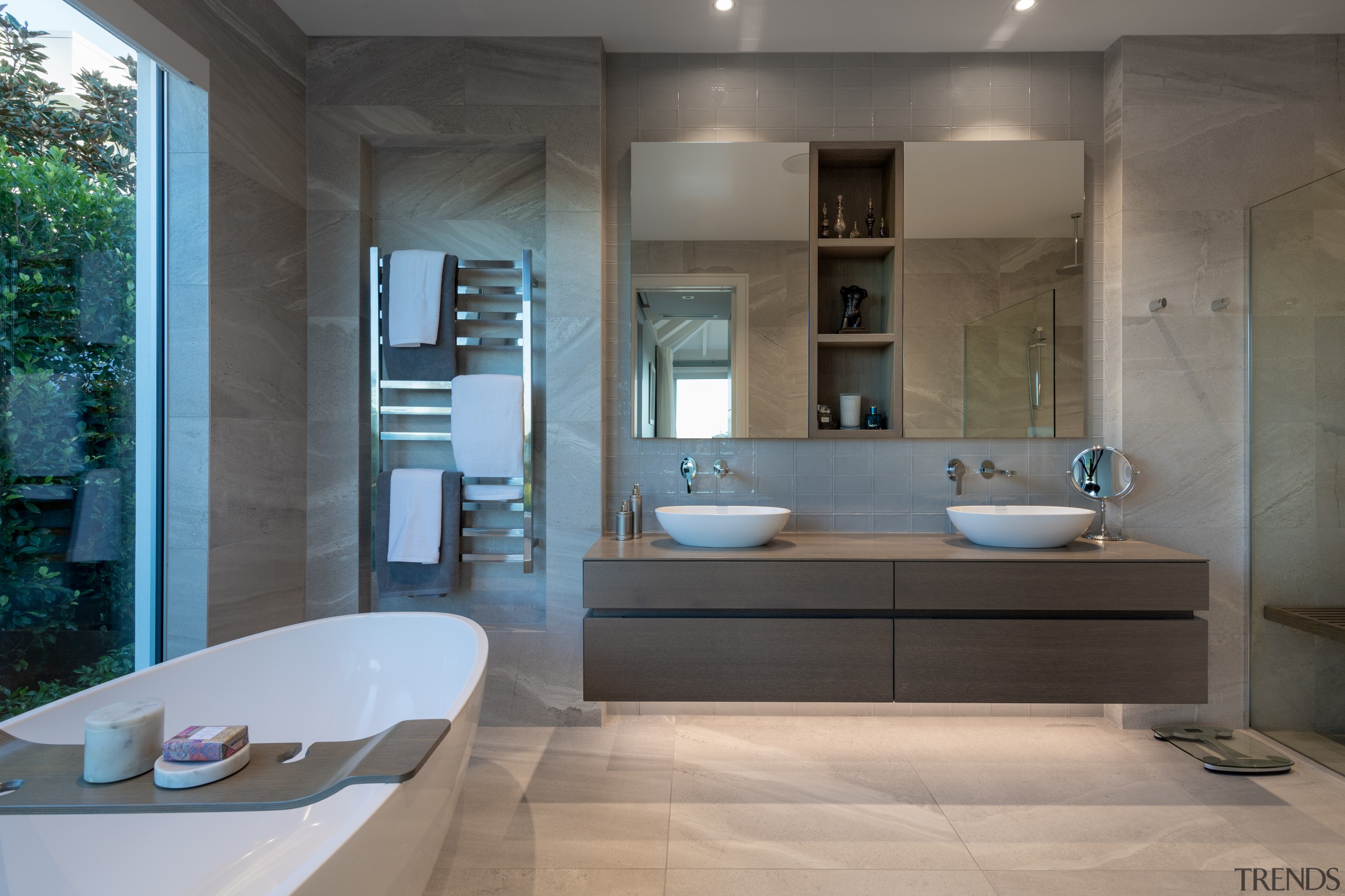 ​​​​​​​The main bathroom in this home by house 