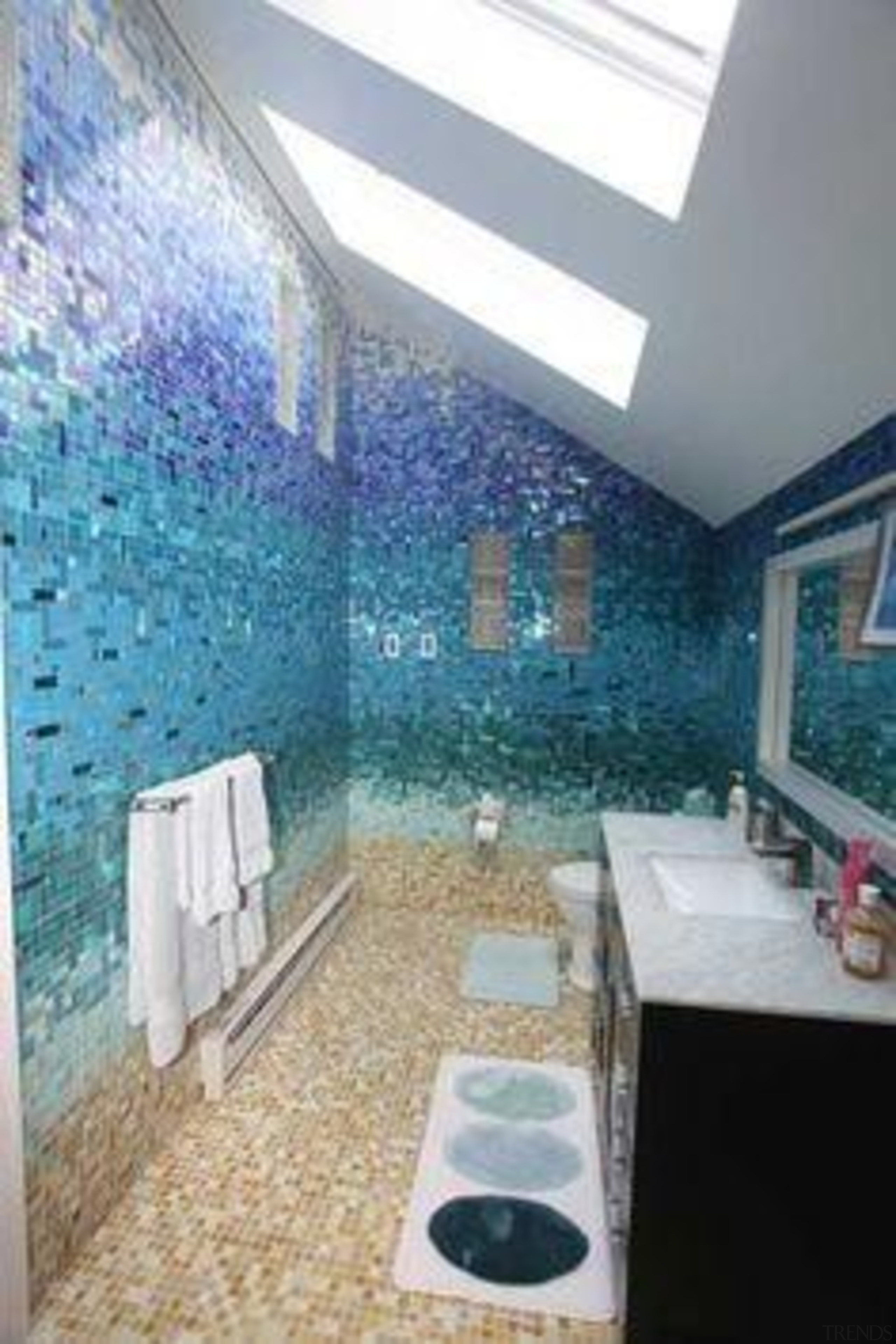 b7cf08abdfbc8b0c16c437d04f7da84f.jpg - b7cf08abdfbc8b0c16c437d04f7da84f.jpg - bathroom | ceiling | bathroom, ceiling, daylighting, home, interior design, real estate, room, tile, wall, gray