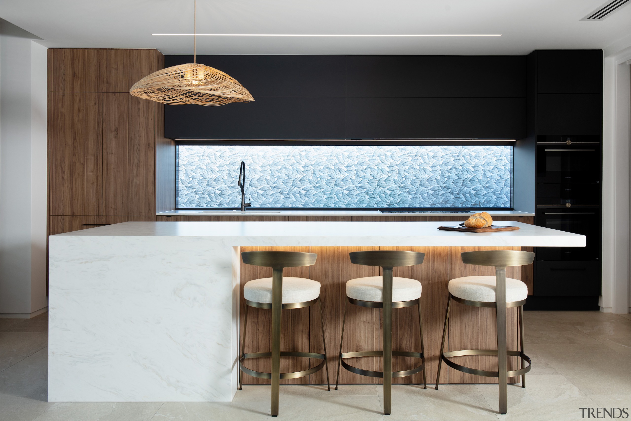 The uncluttered kitchen with feature splashback. 