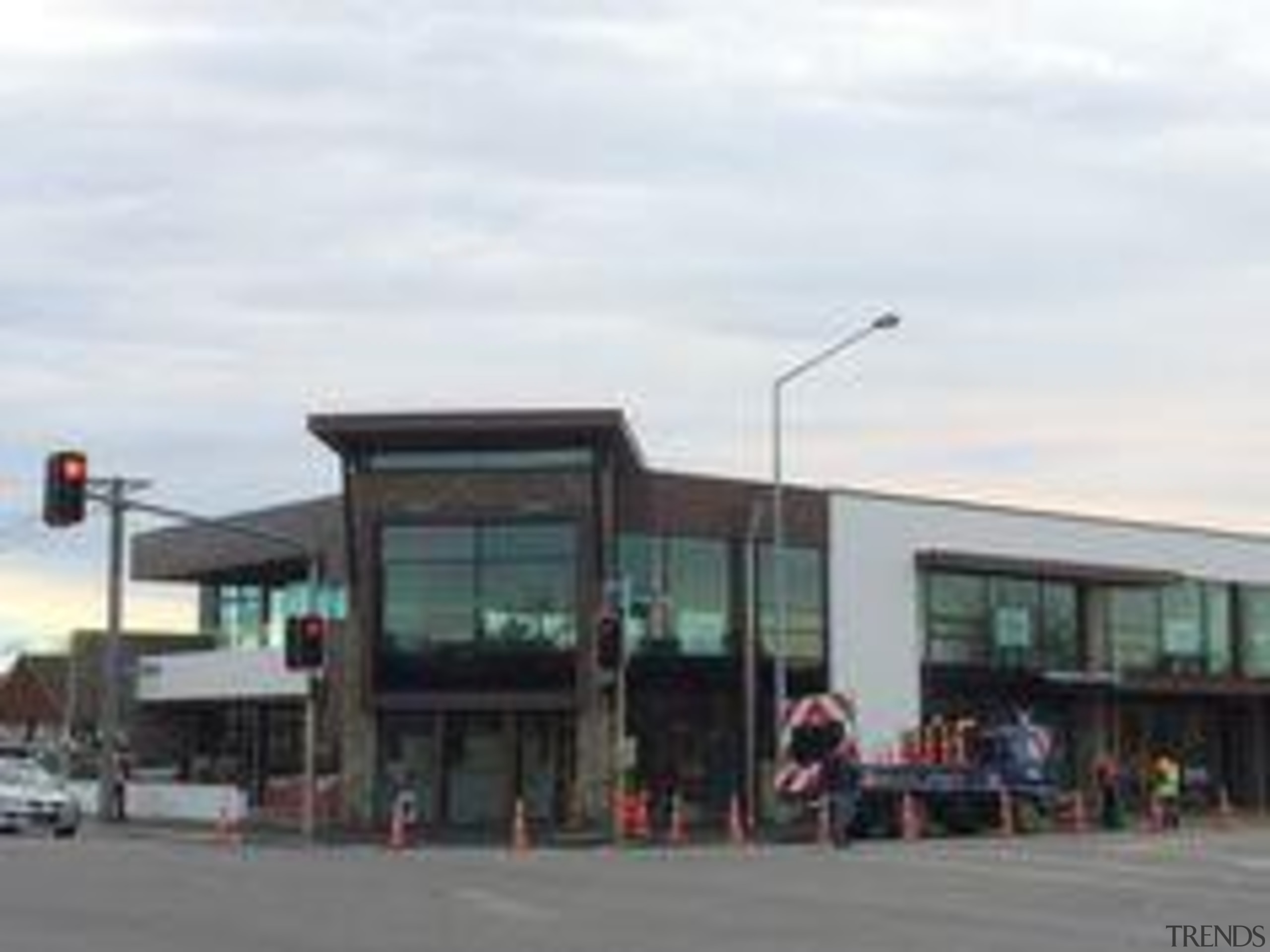 81c37f4cbfb82e29129c4a251e16686b.jpg - 81c37f4cbfb82e29129c4a251e16686b.jpg - building | commercial building building, commercial building, family car, infrastructure, real estate, transport, white