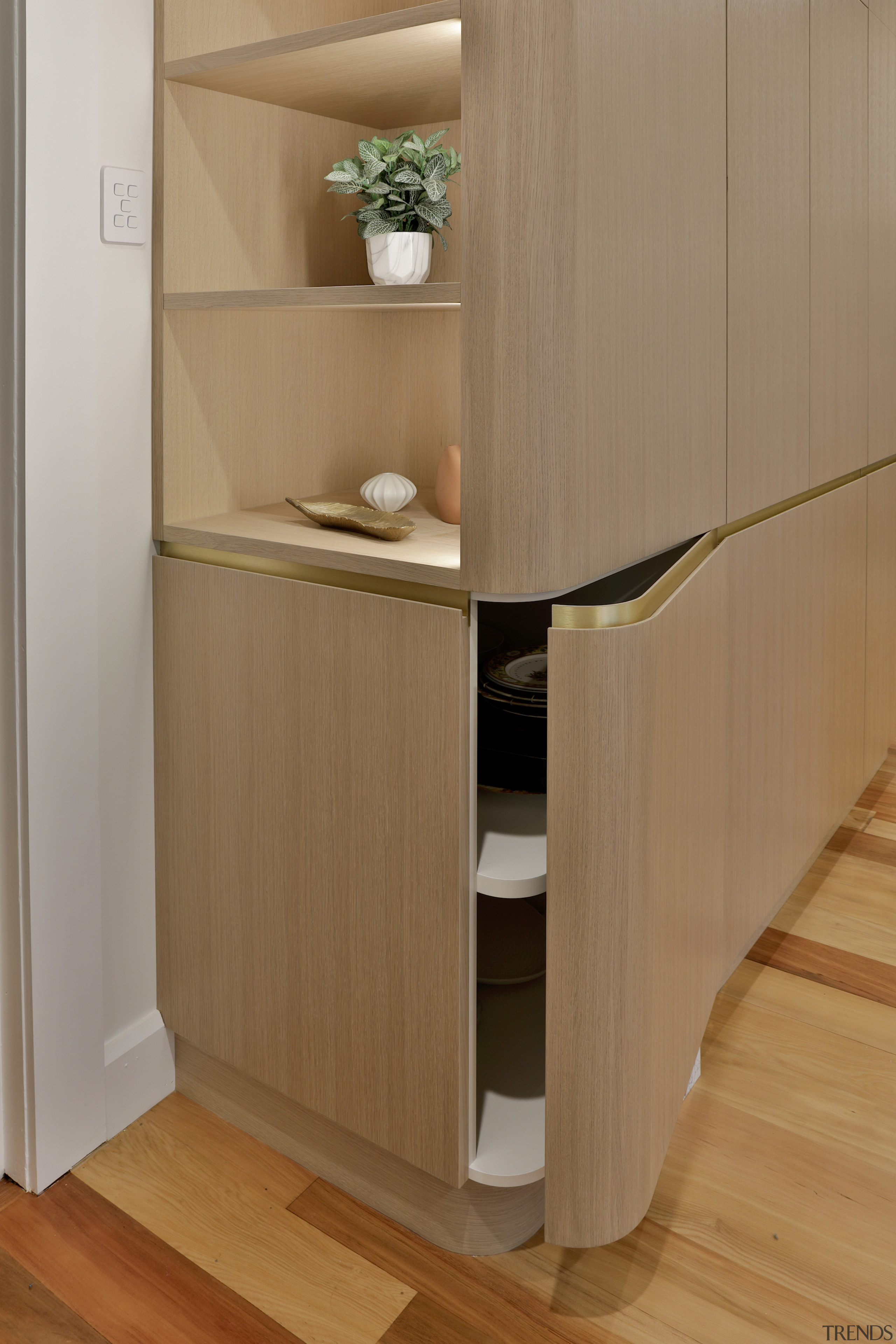 This cabinet door gracefully turns a corner – 