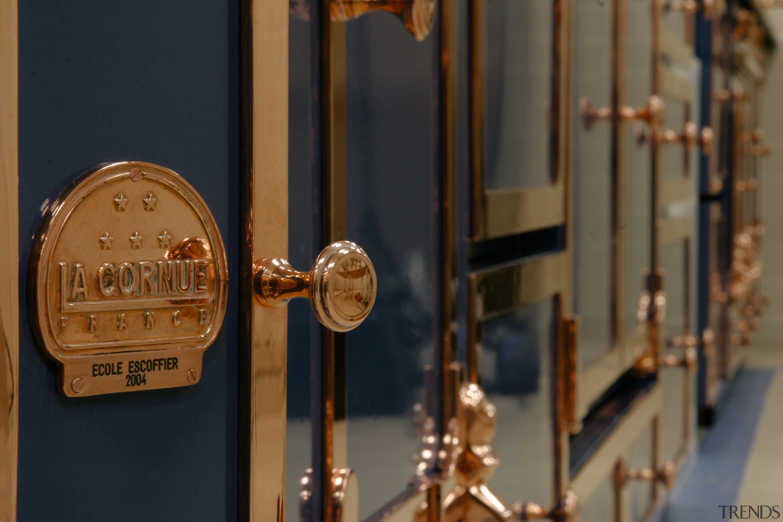 close view of this kitchen appliance - close black, brown