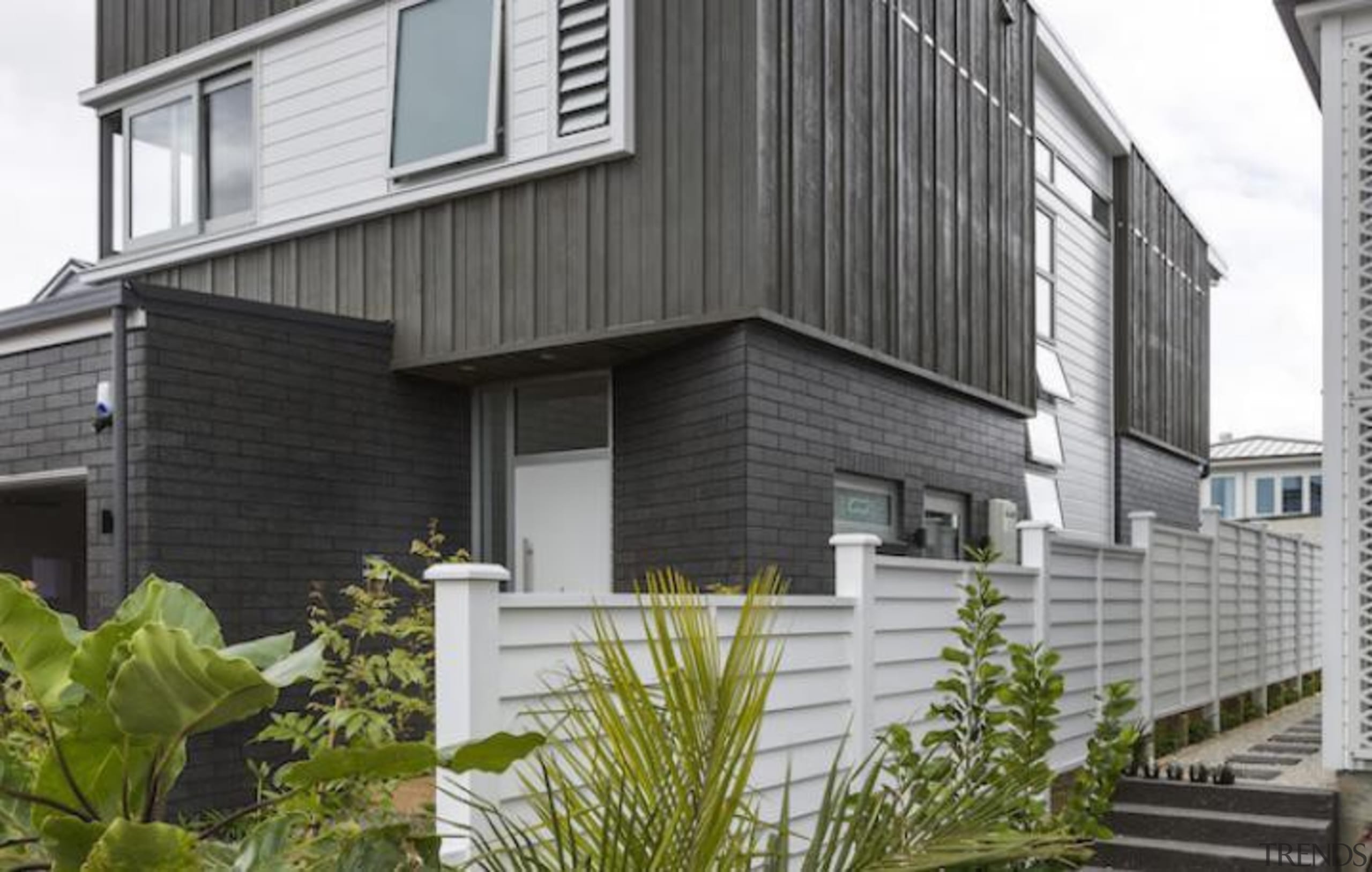 theblock2014045.jpg - theblock2014045.jpg - building | cottage | building, cottage, facade, home, house, property, real estate, residential area, siding, window, gray