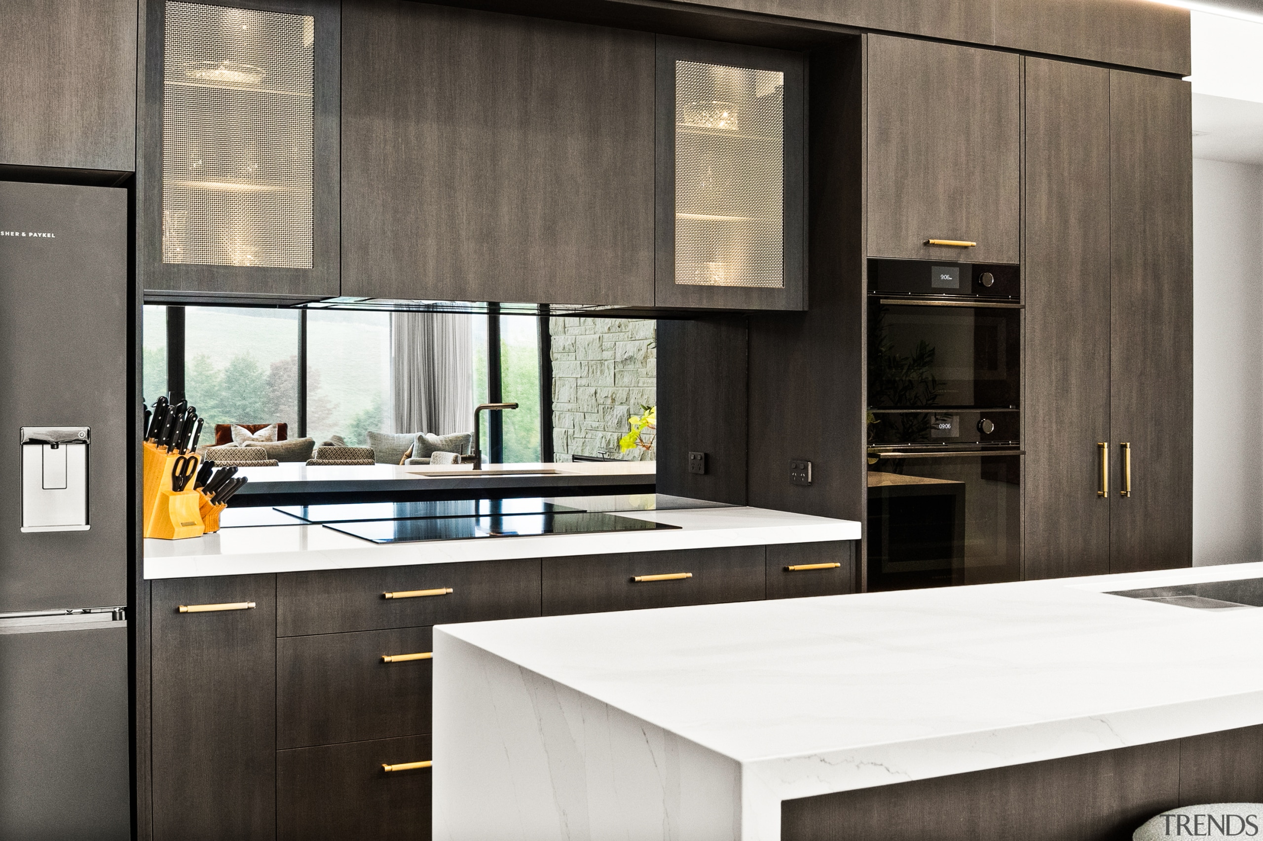 A mirror backsplash subtly reflects the striking Te 