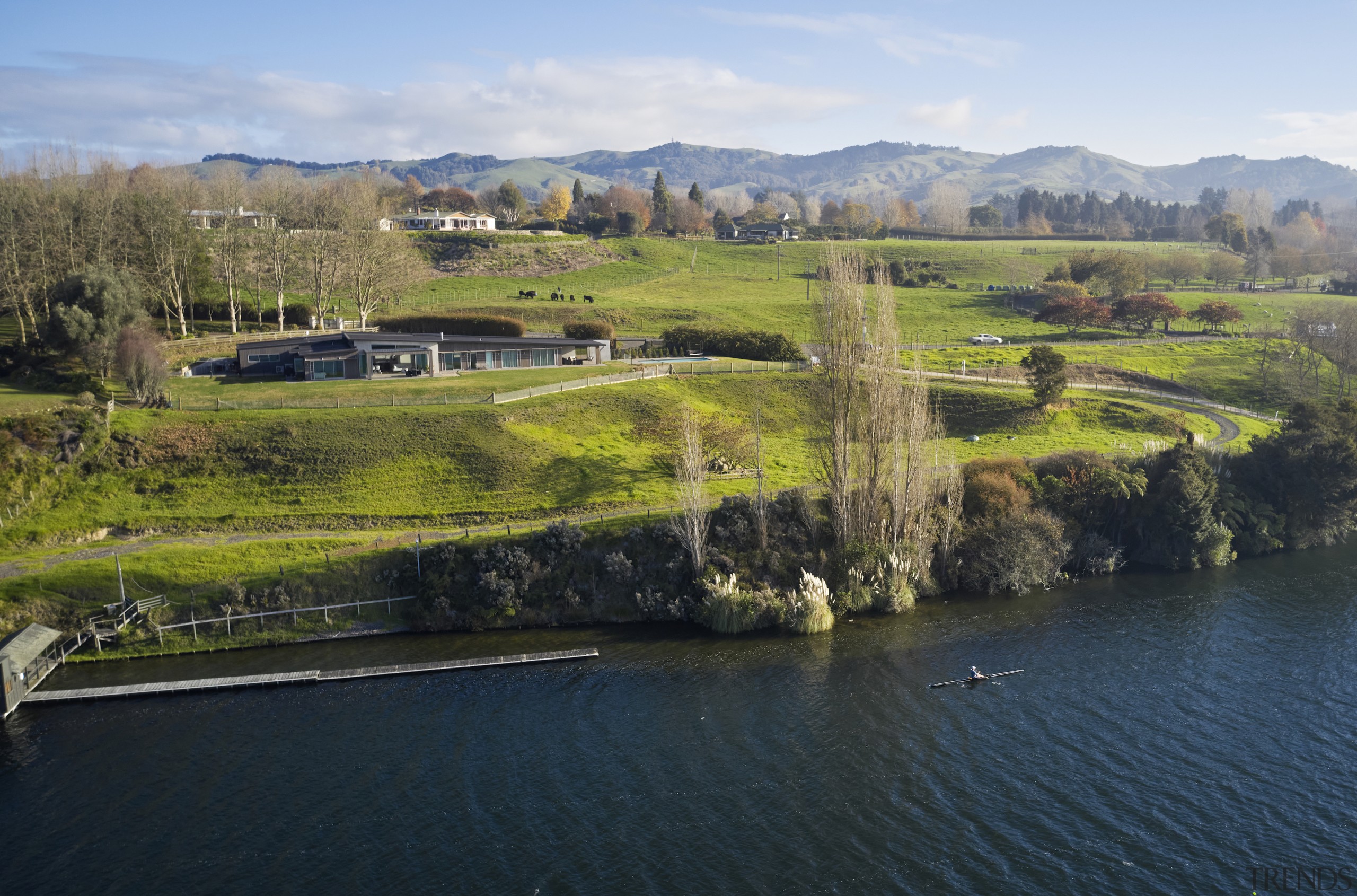 From the lakeside, the building’s laidback silhouette blends&nbsp;seamlessly 