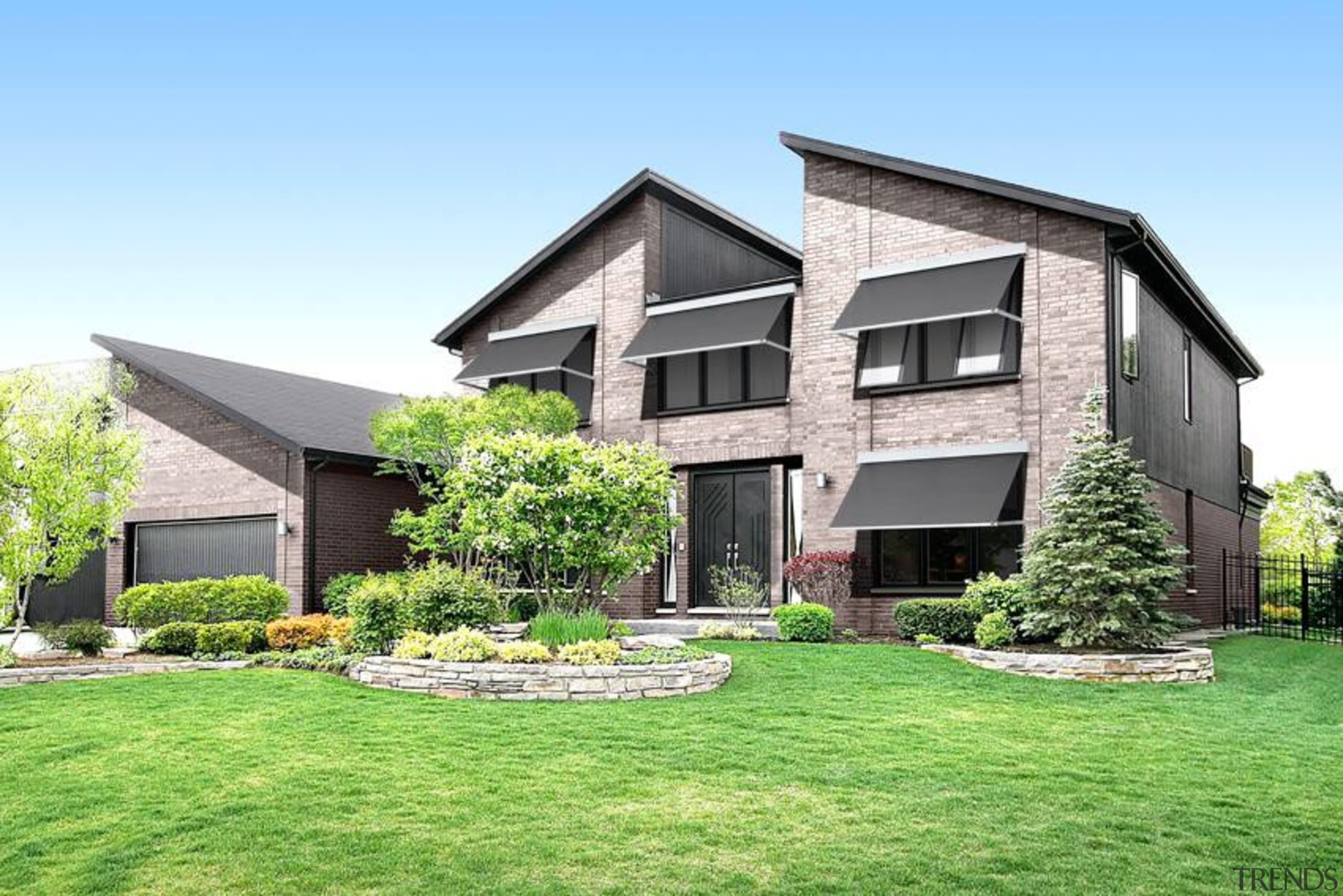 luxaflex evo cable awning - luxaflex evo cable cottage, elevation, estate, facade, farmhouse, grass, home, house, landscape, landscaping, lawn, property, real estate, residential area, roof, siding, villa, yard, green