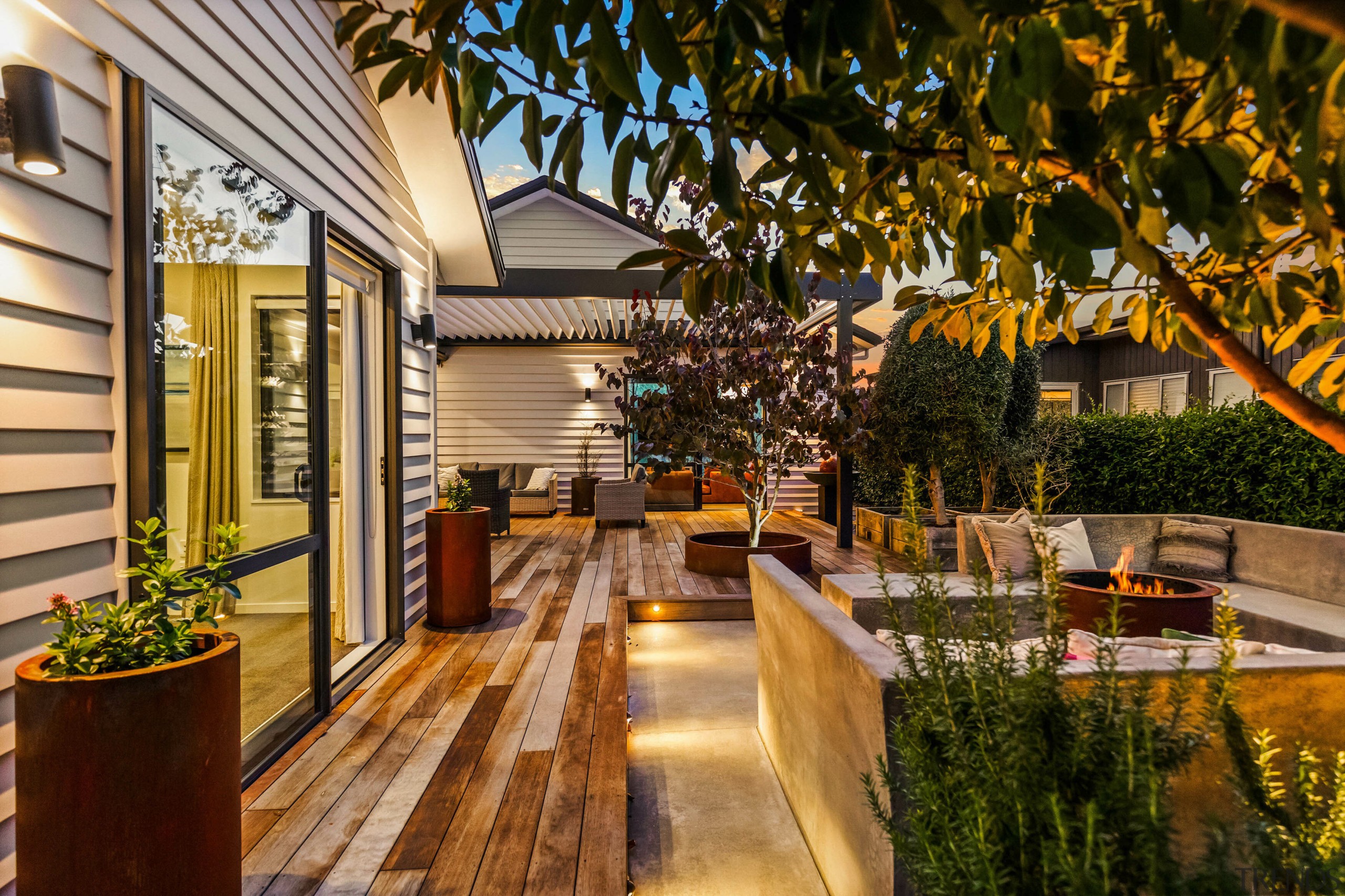 The layered space at dusk. - Unfolding in 