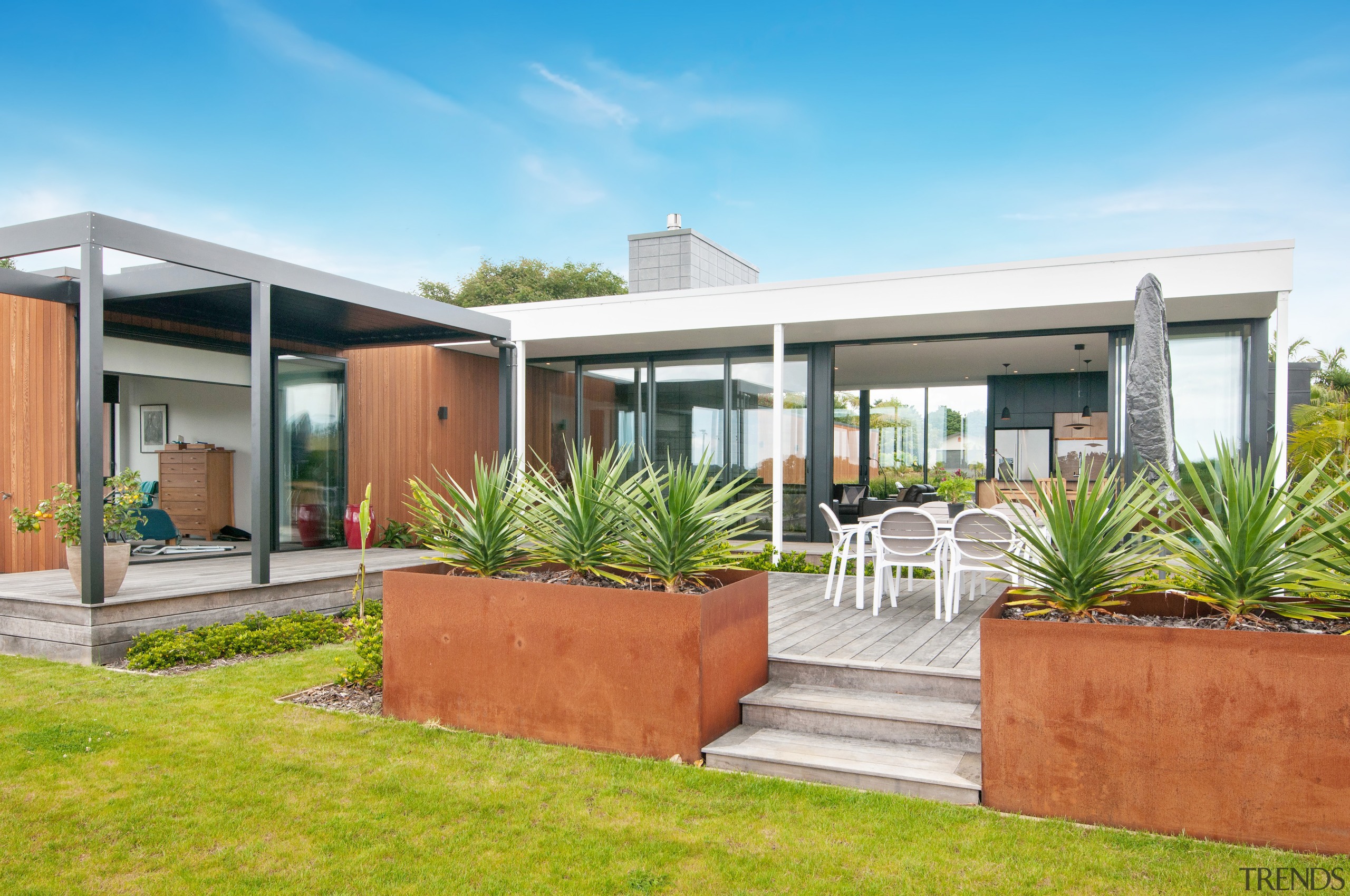 An L or H-shaped plan makes for a 