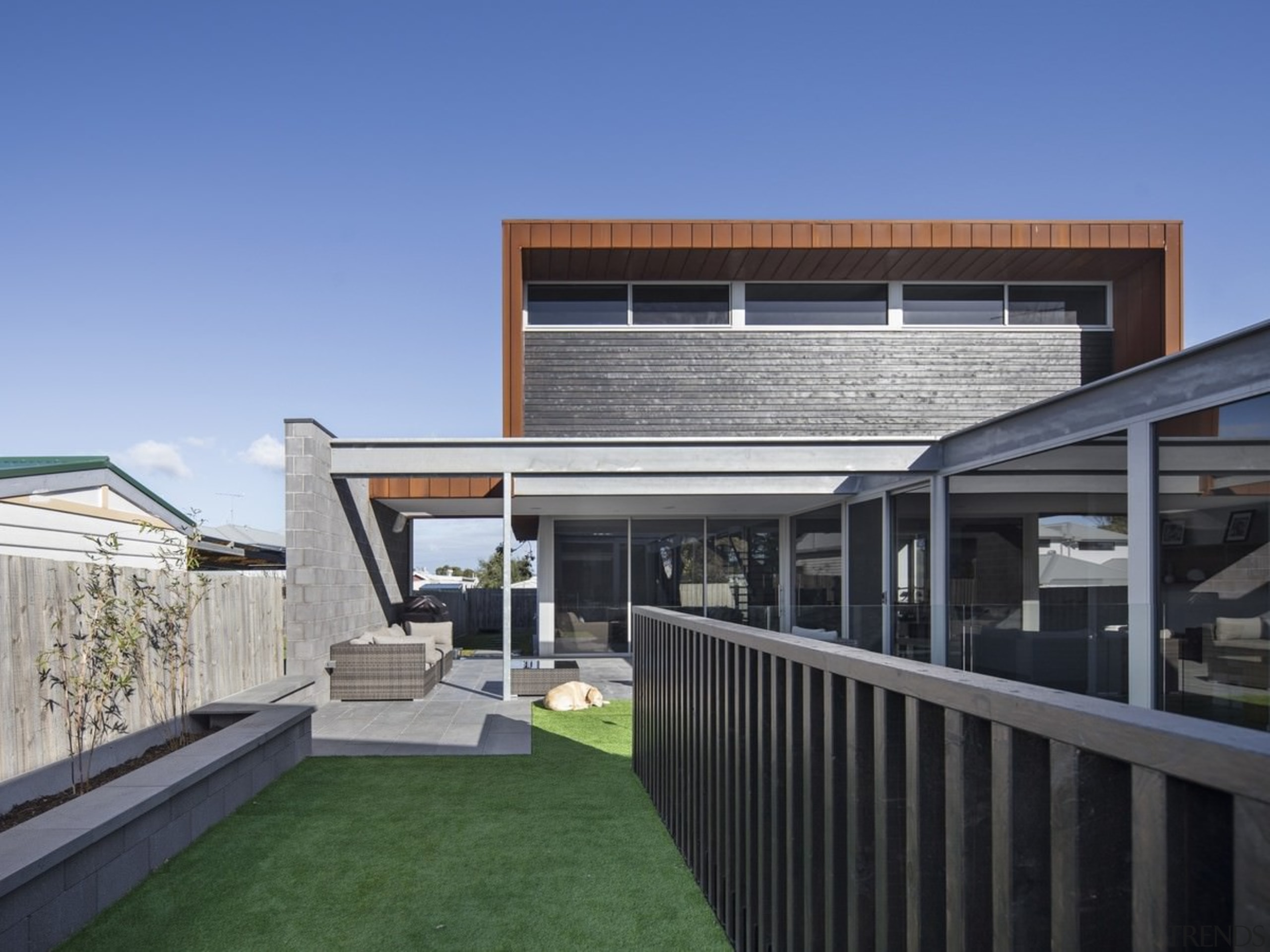 The narrow yard makes the most of the architecture, daylighting, facade, home, house, property, real estate, residential area, roof, window, blue, gray, black